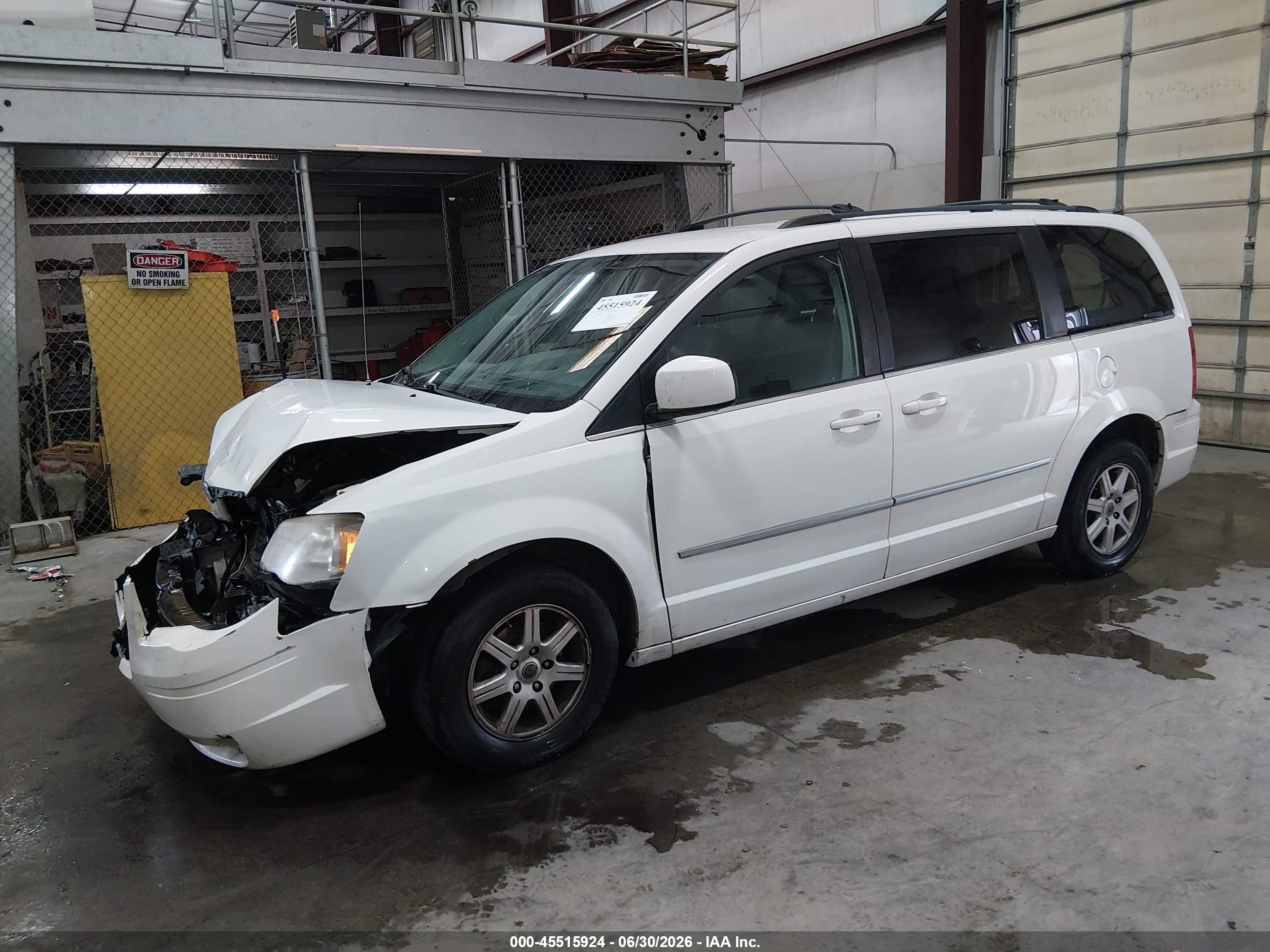 2010 Chrysler Town & Country Touring White vin: 2A4RR5D18AR350622