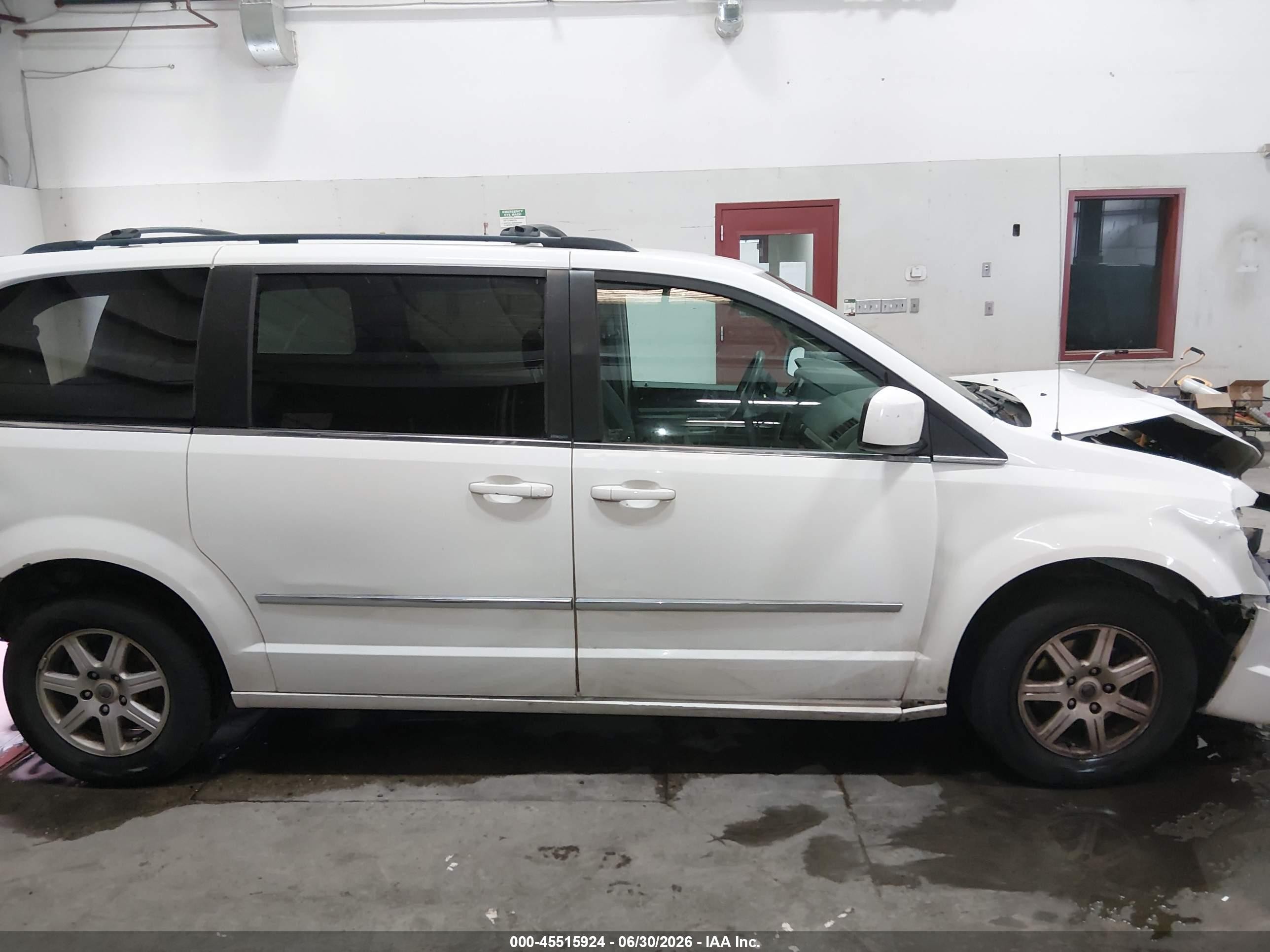 2010 Chrysler Town & Country Touring White vin: 2A4RR5D18AR350622