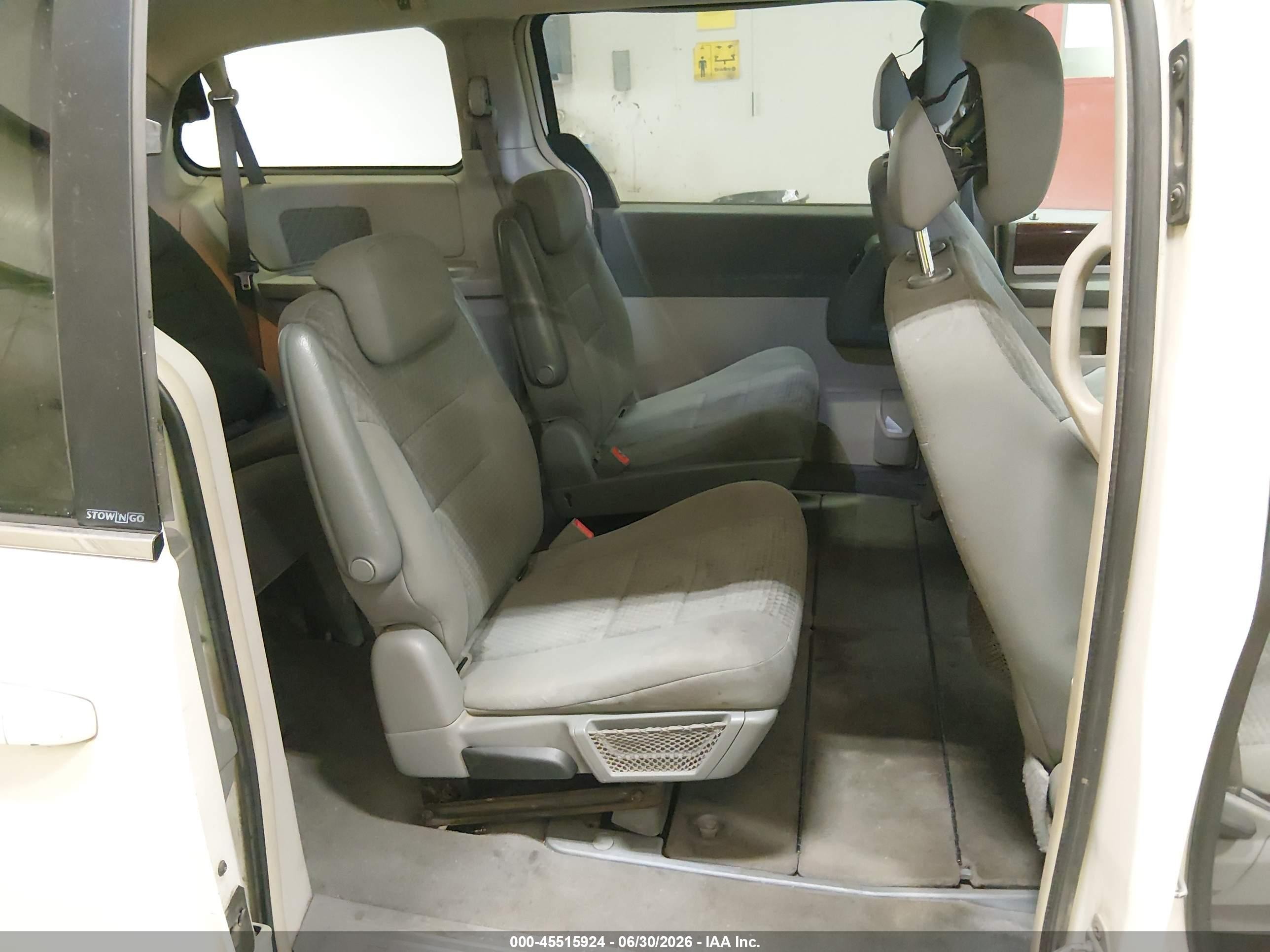 2010 Chrysler Town & Country Touring White vin: 2A4RR5D18AR350622