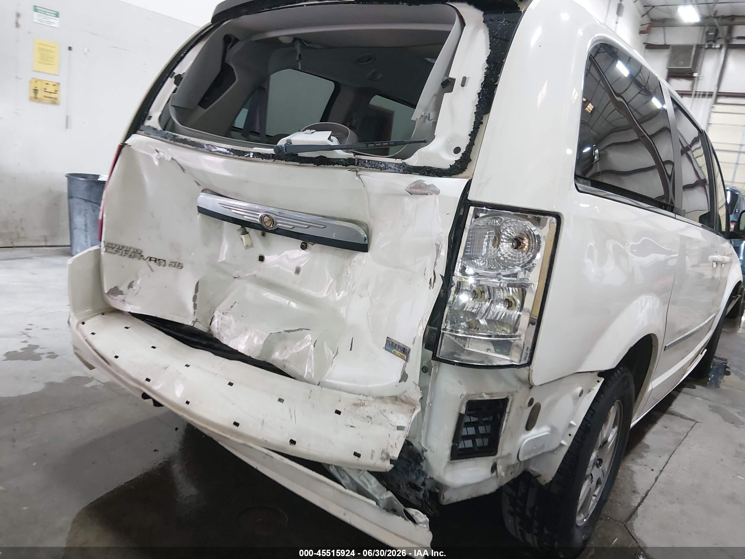 2010 Chrysler Town & Country Touring White vin: 2A4RR5D18AR350622