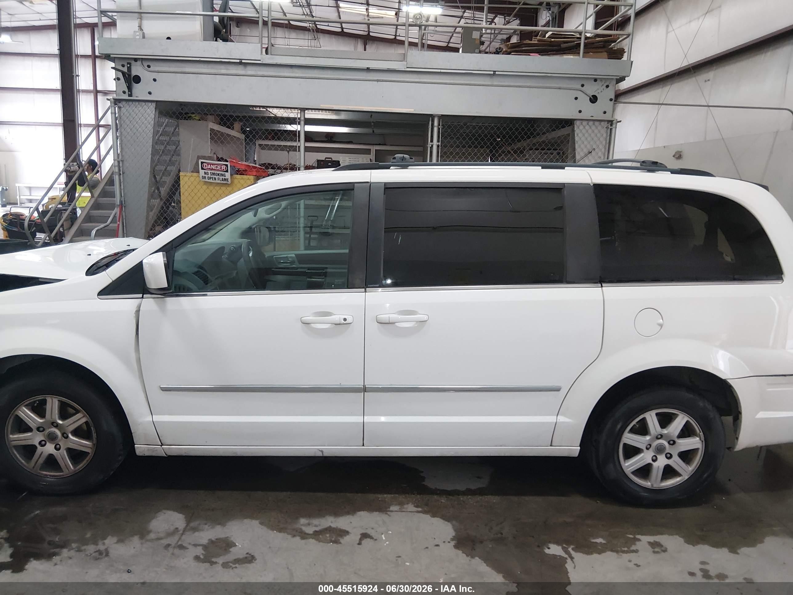 2010 Chrysler Town & Country Touring White vin: 2A4RR5D18AR350622