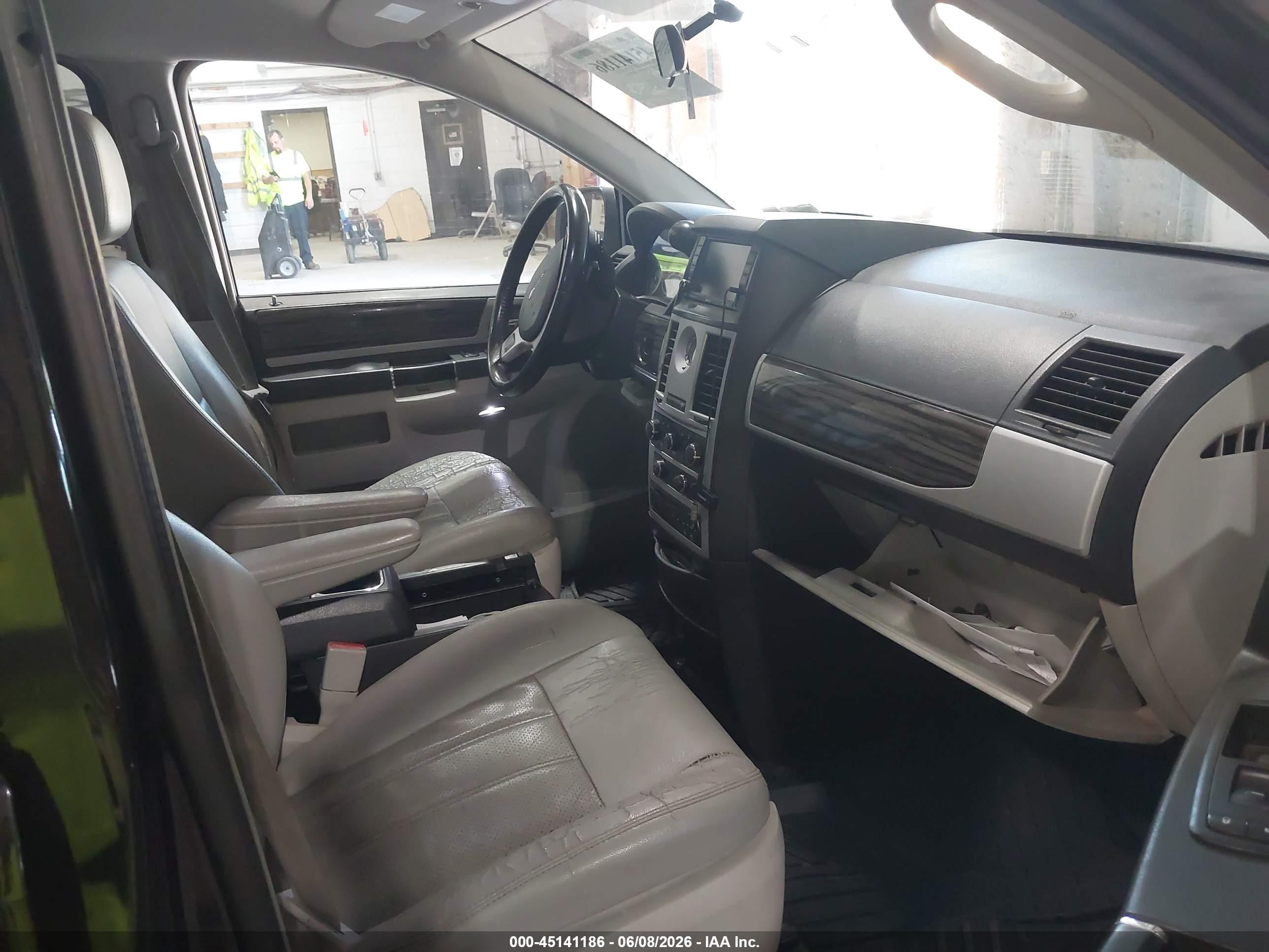 2010 Chrysler Town & Country Touring Gray vin: 2A4RR5D19AR279382