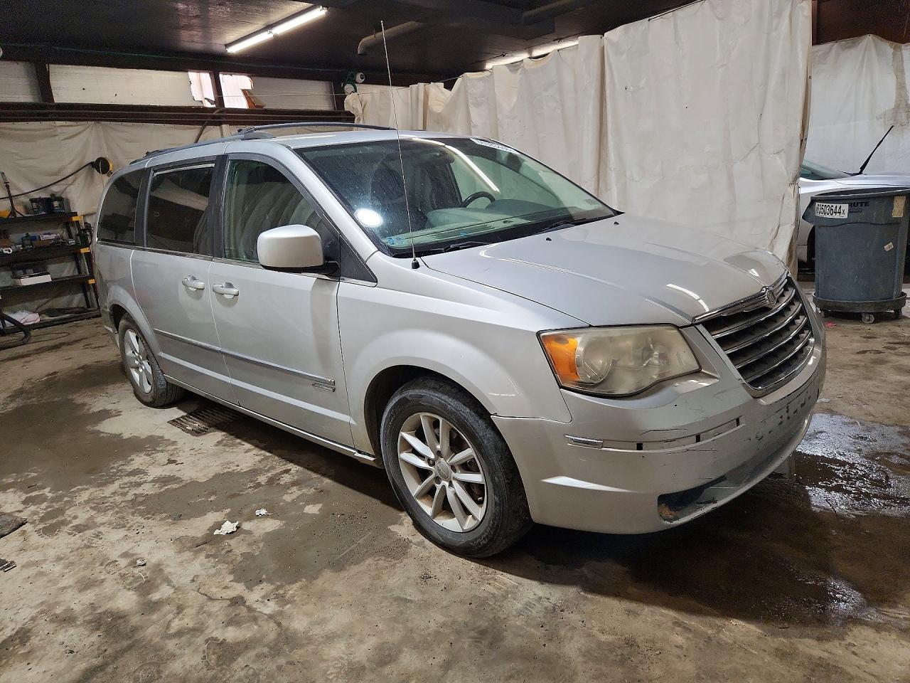 2010 Chrysler Town & Country Touring Silver vin: 2A4RR5D19AR286767