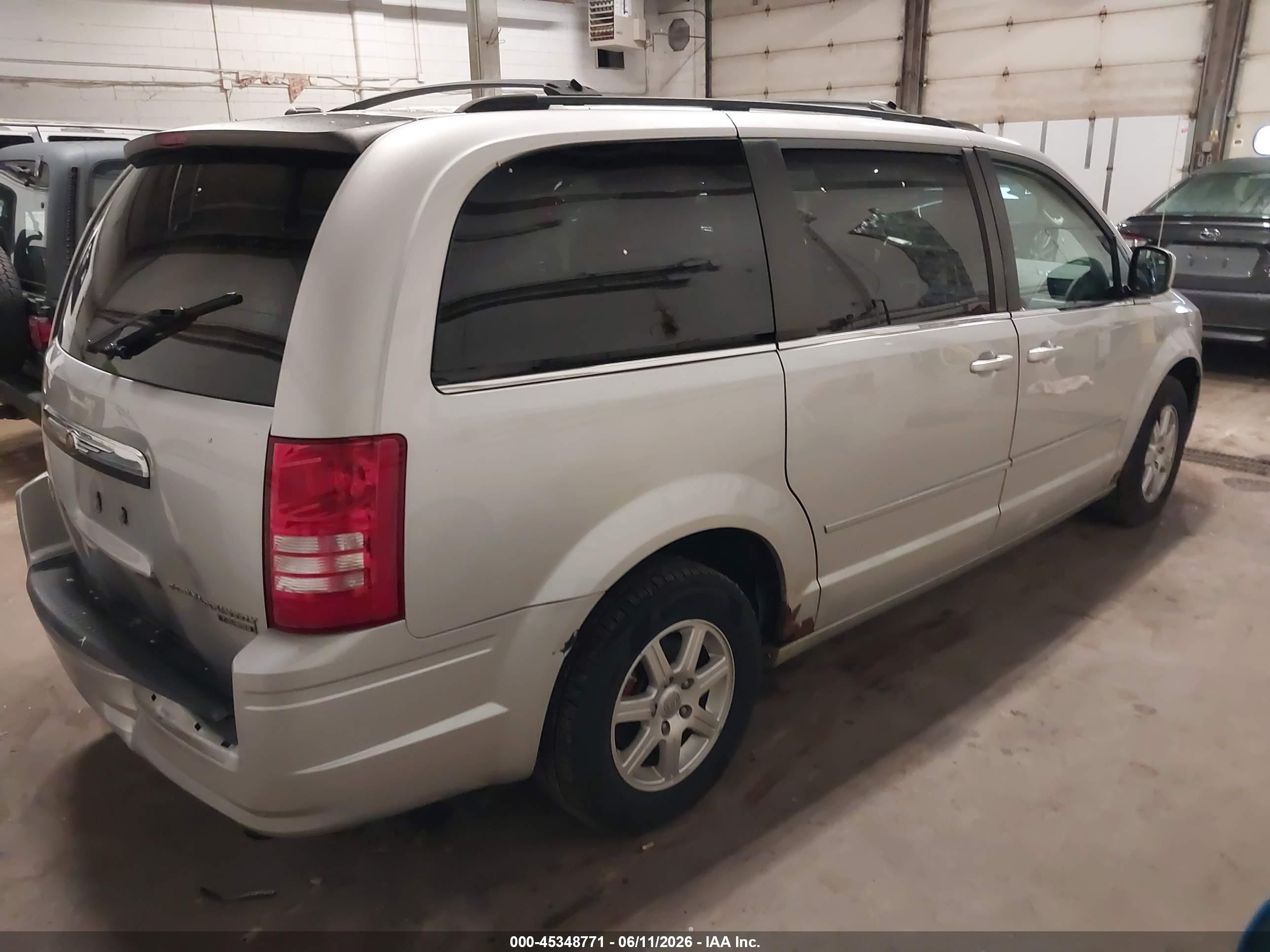 2010 Chrysler Town & Country Touring Silver vin: 2A4RR5D19AR347826