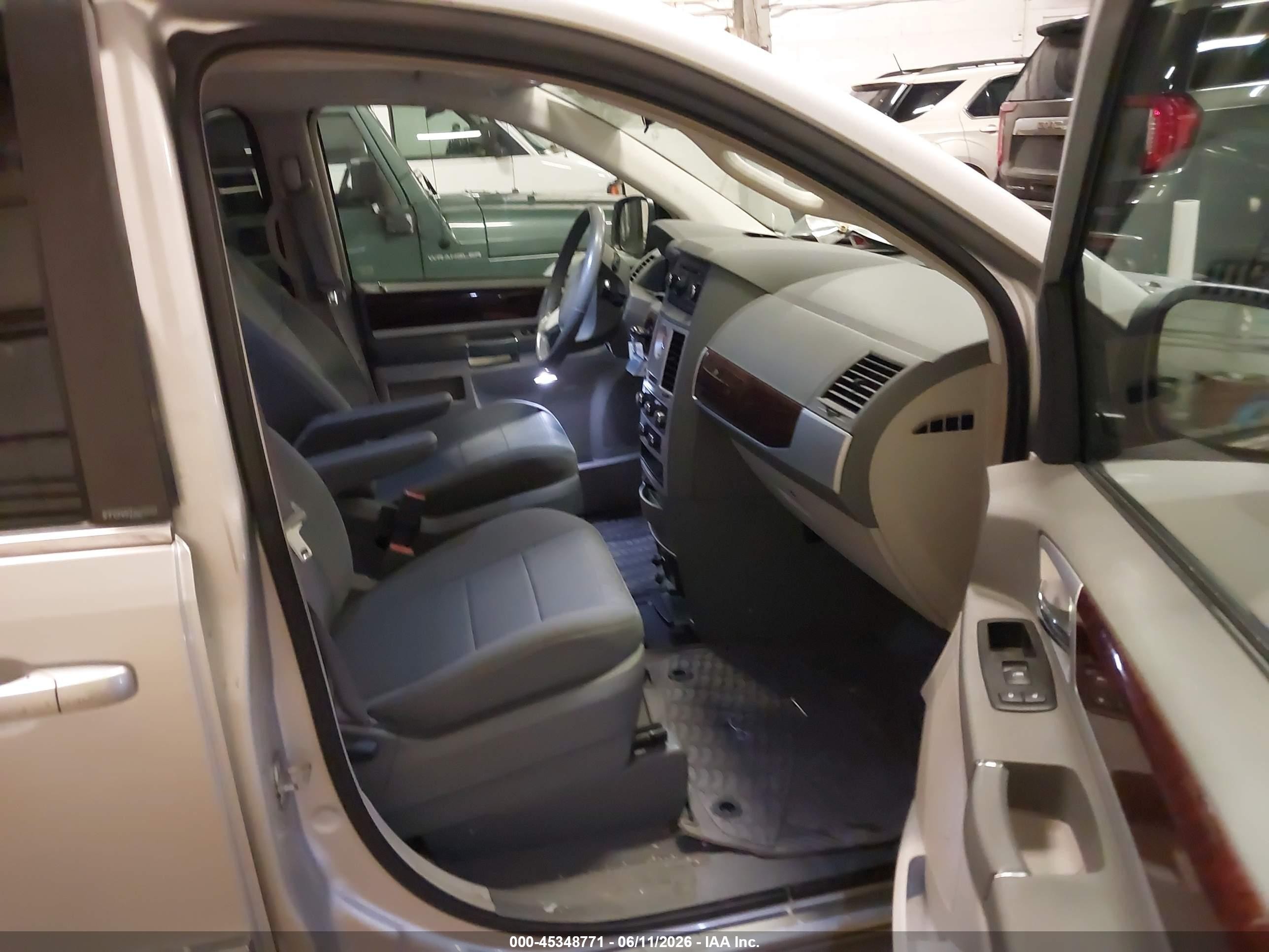 2010 Chrysler Town & Country Touring Silver vin: 2A4RR5D19AR347826