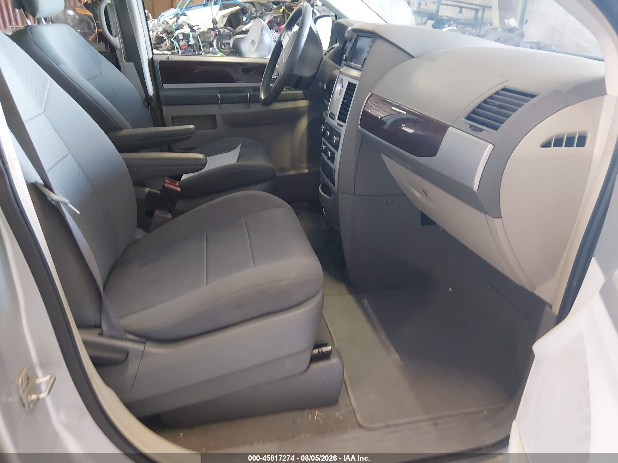 2010 Chrysler Town & Country Touring Silver vin: 2A4RR5D19AR399795