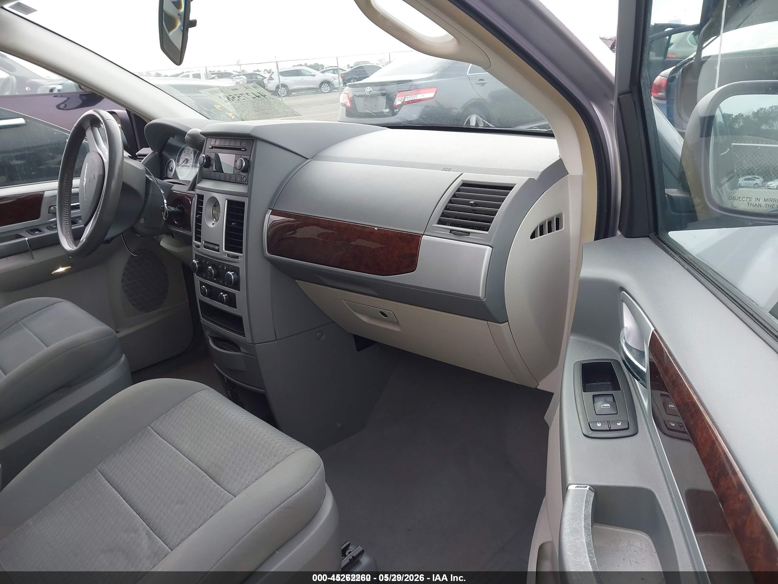 2010 Chrysler Town & Country Touring Silver vin: 2A4RR5D19AR503590