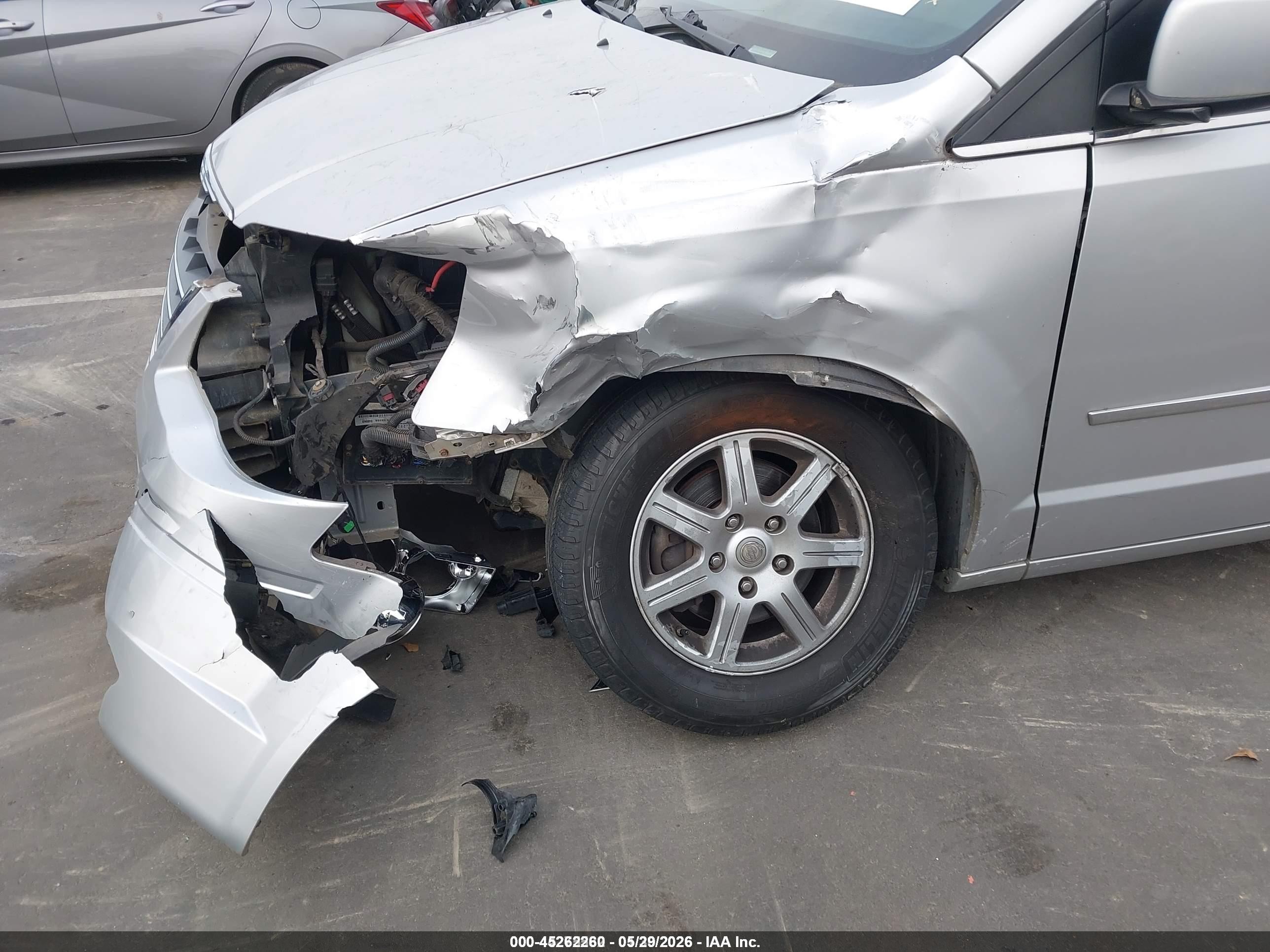 2010 Chrysler Town & Country Touring Silver vin: 2A4RR5D19AR503590