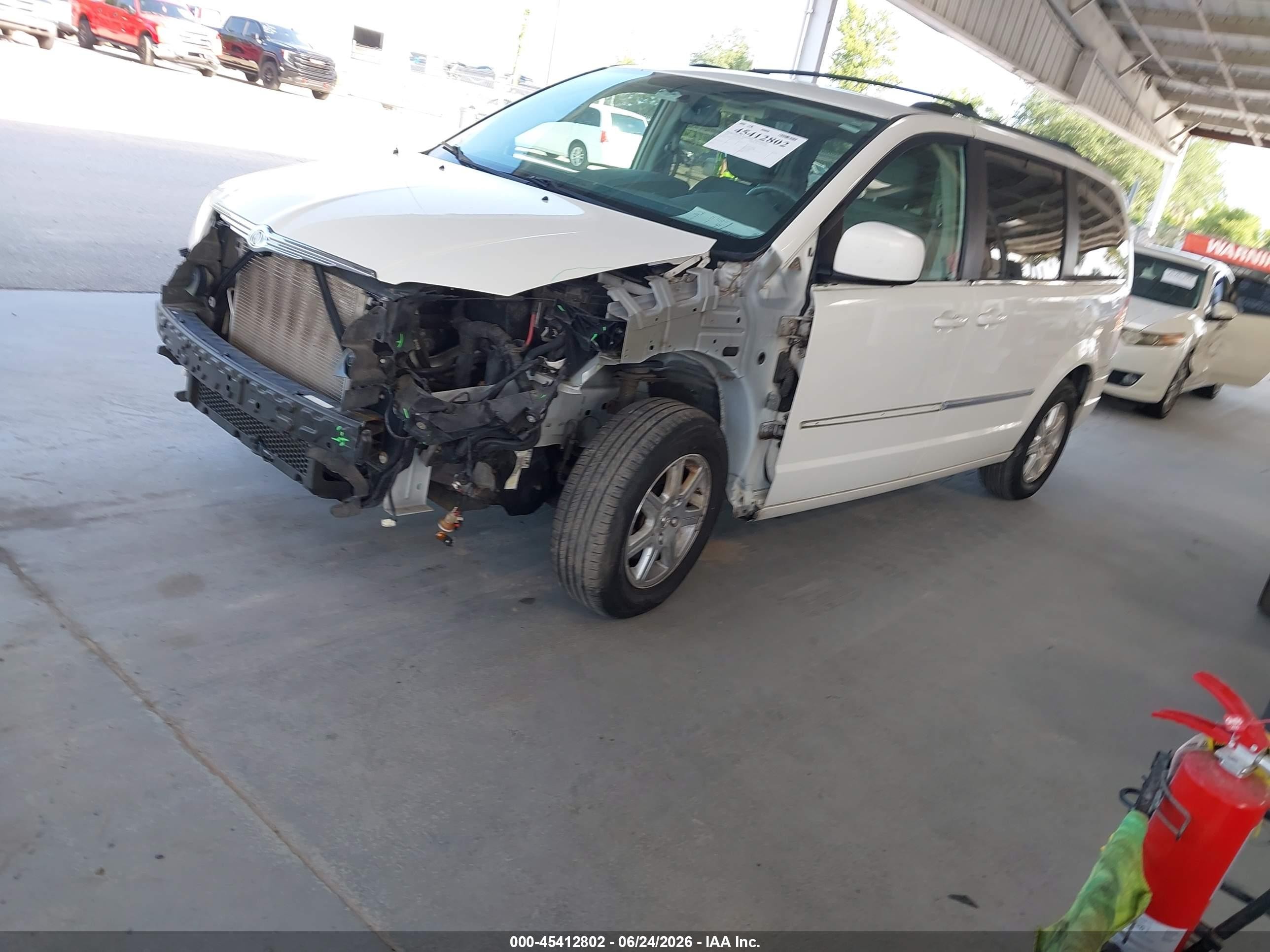 2010 Chrysler Town & Country Touring White vin: 2A4RR5D1XAR117003