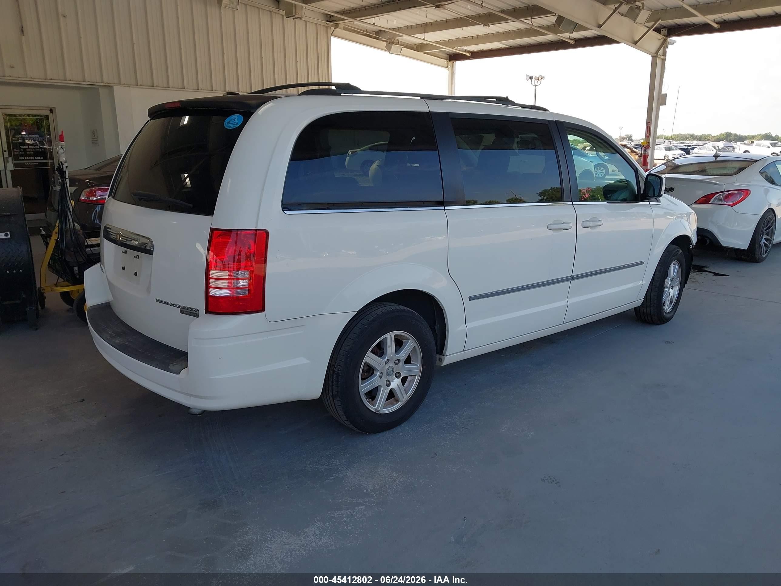 2010 Chrysler Town & Country Touring White vin: 2A4RR5D1XAR117003