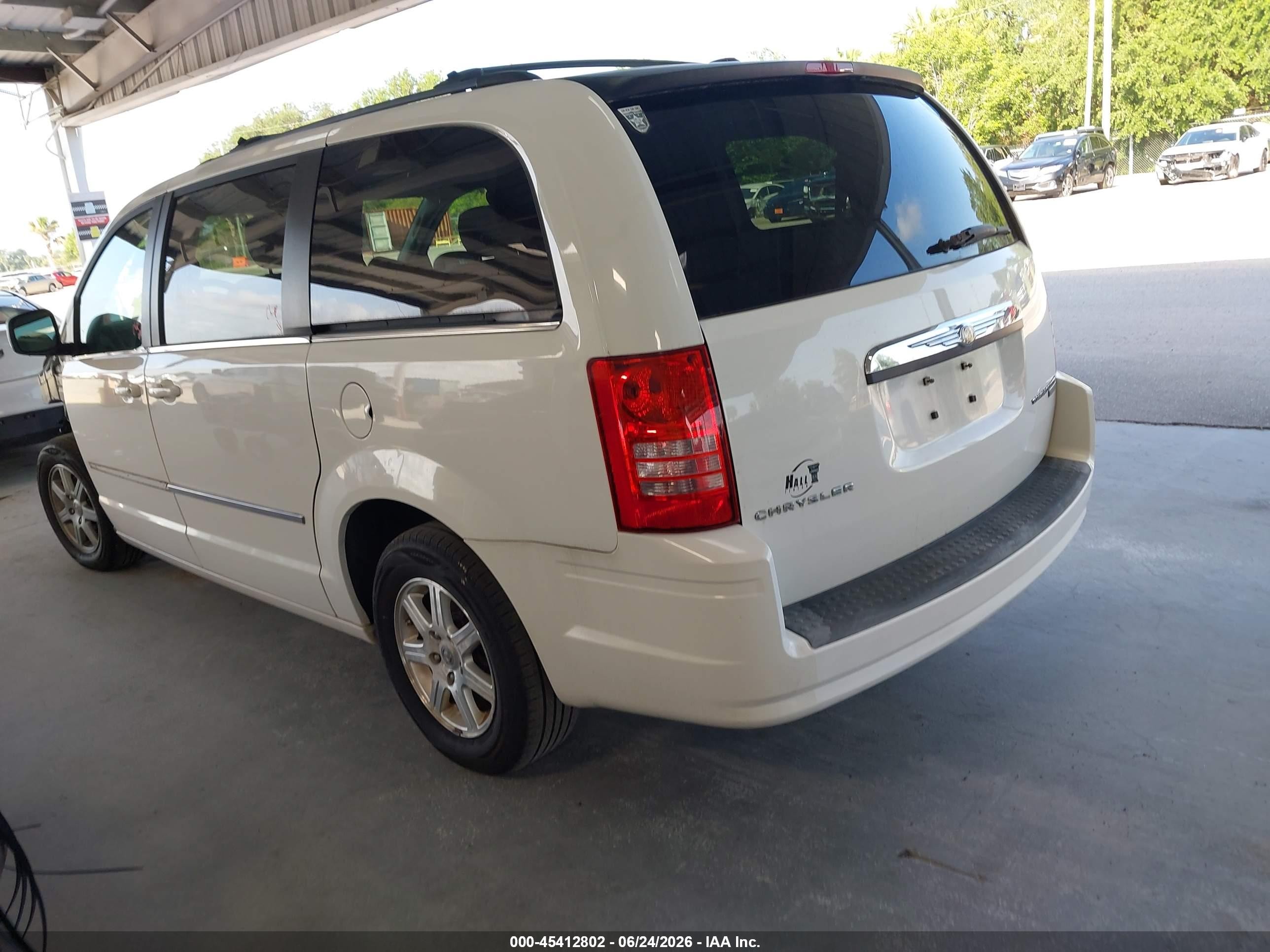 2010 Chrysler Town & Country Touring White vin: 2A4RR5D1XAR117003