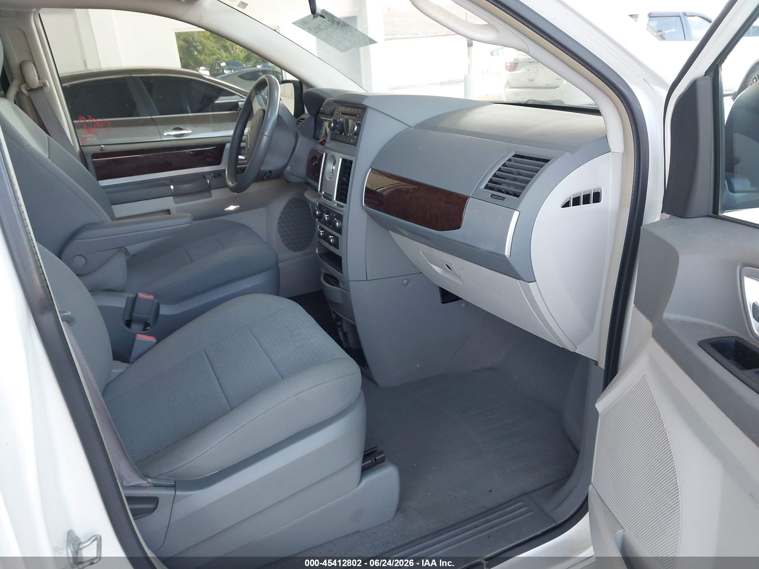 2010 Chrysler Town & Country Touring White vin: 2A4RR5D1XAR117003