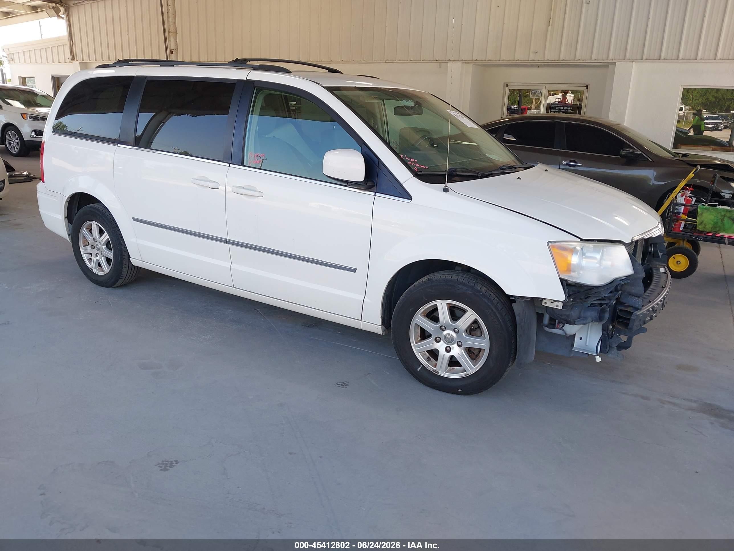 2010 Chrysler Town & Country Touring White vin: 2A4RR5D1XAR117003