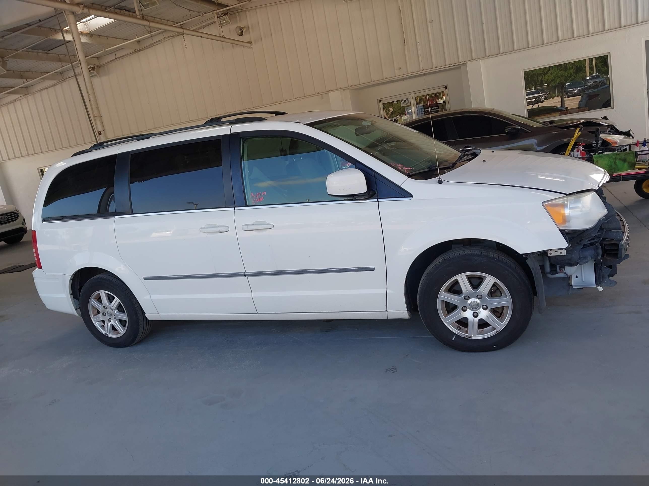 2010 Chrysler Town & Country Touring White vin: 2A4RR5D1XAR117003
