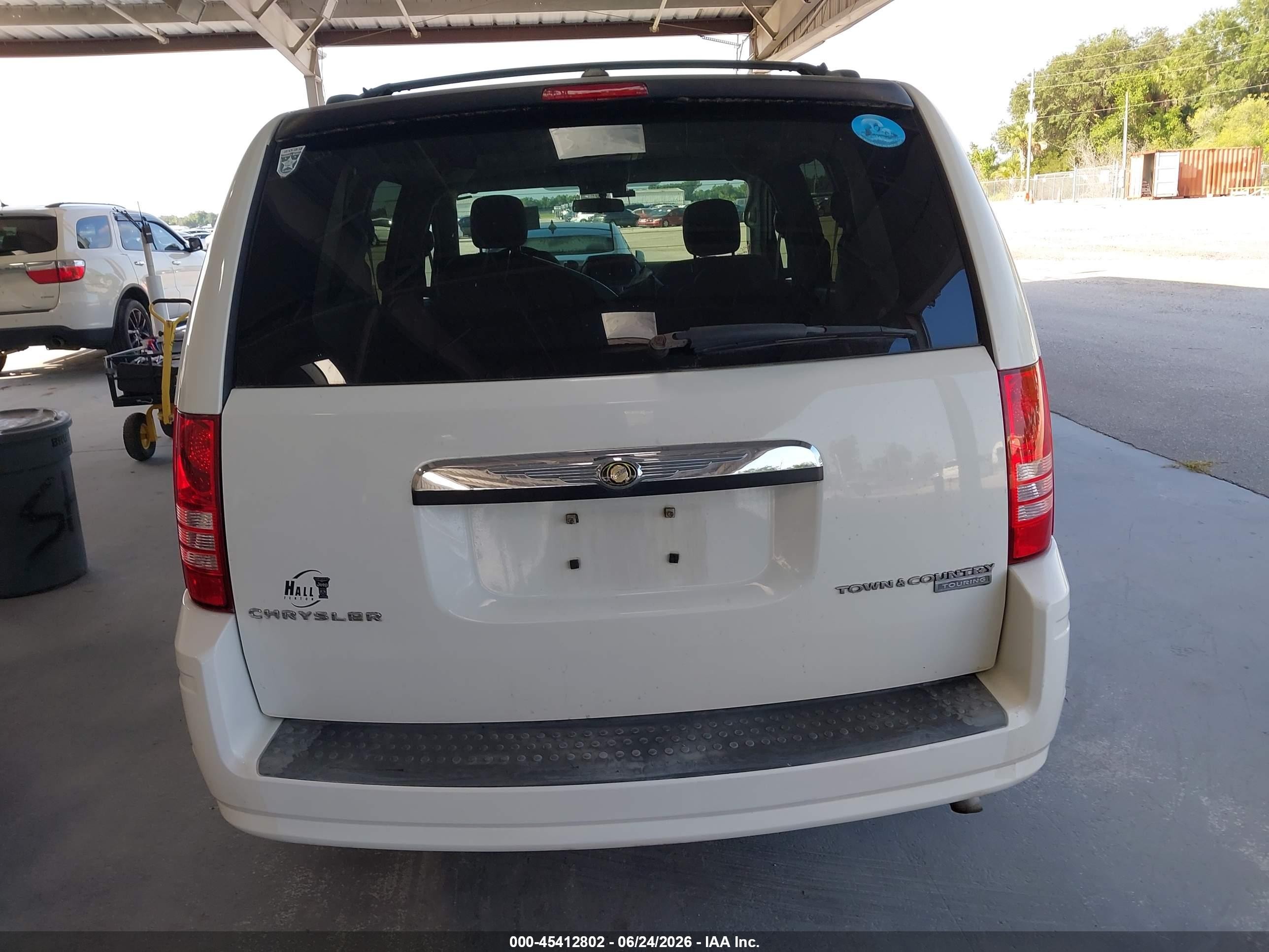 2010 Chrysler Town & Country Touring White vin: 2A4RR5D1XAR117003