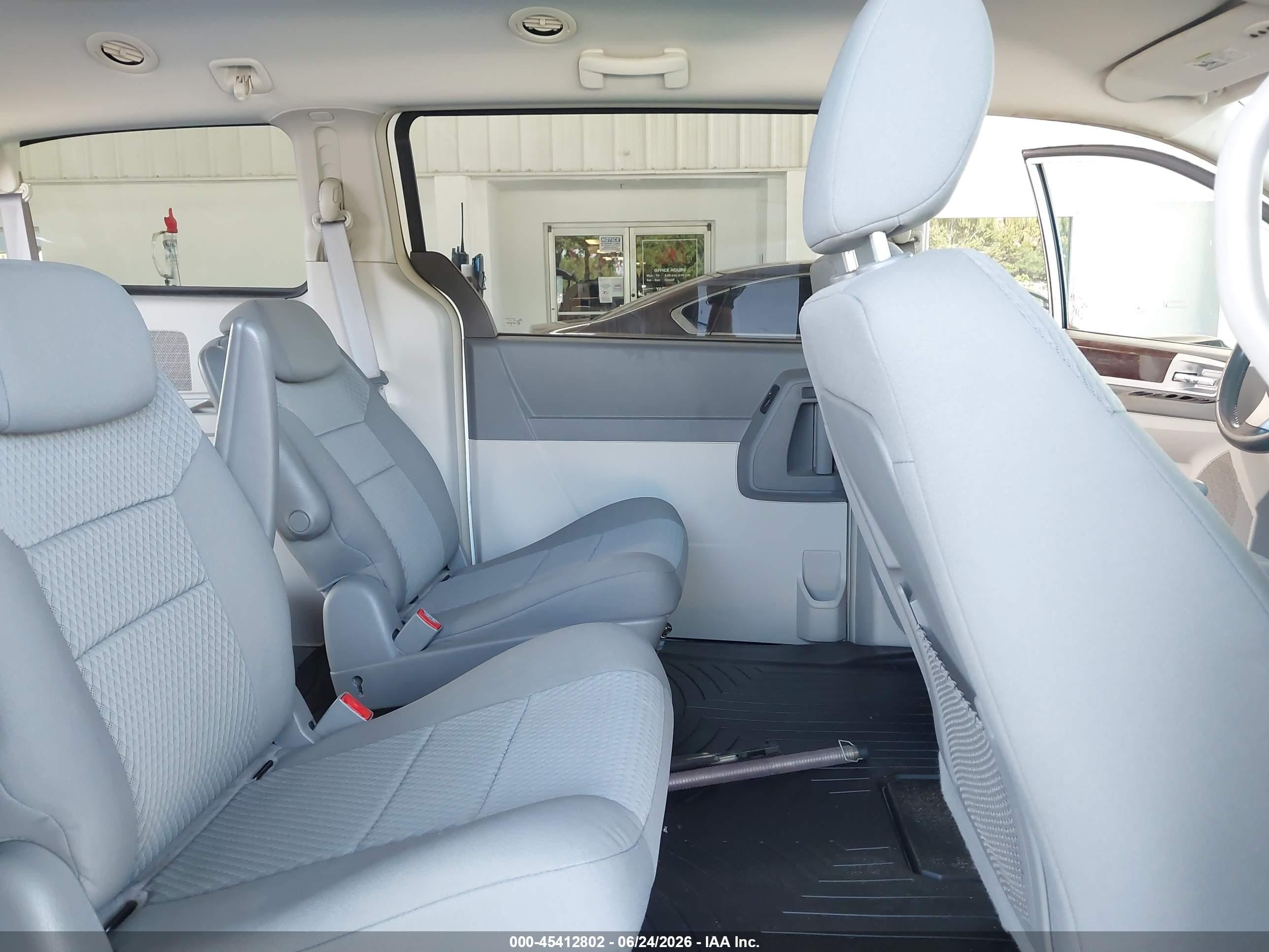2010 Chrysler Town & Country Touring White vin: 2A4RR5D1XAR117003