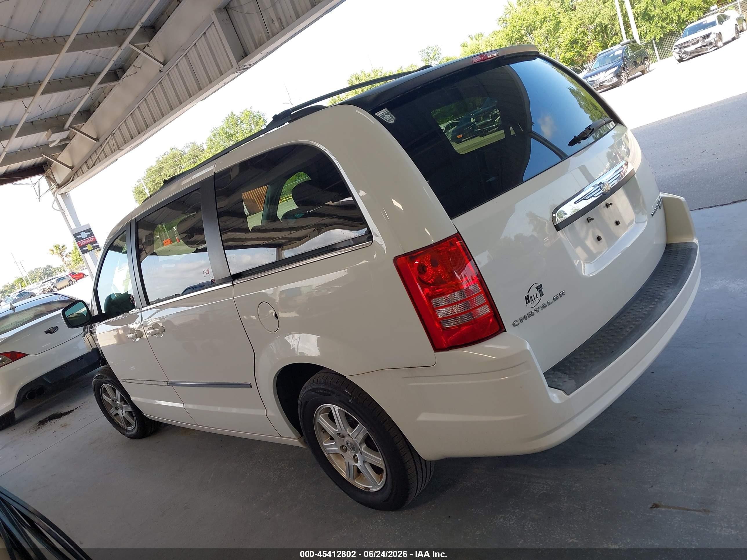 2010 Chrysler Town & Country Touring White vin: 2A4RR5D1XAR117003