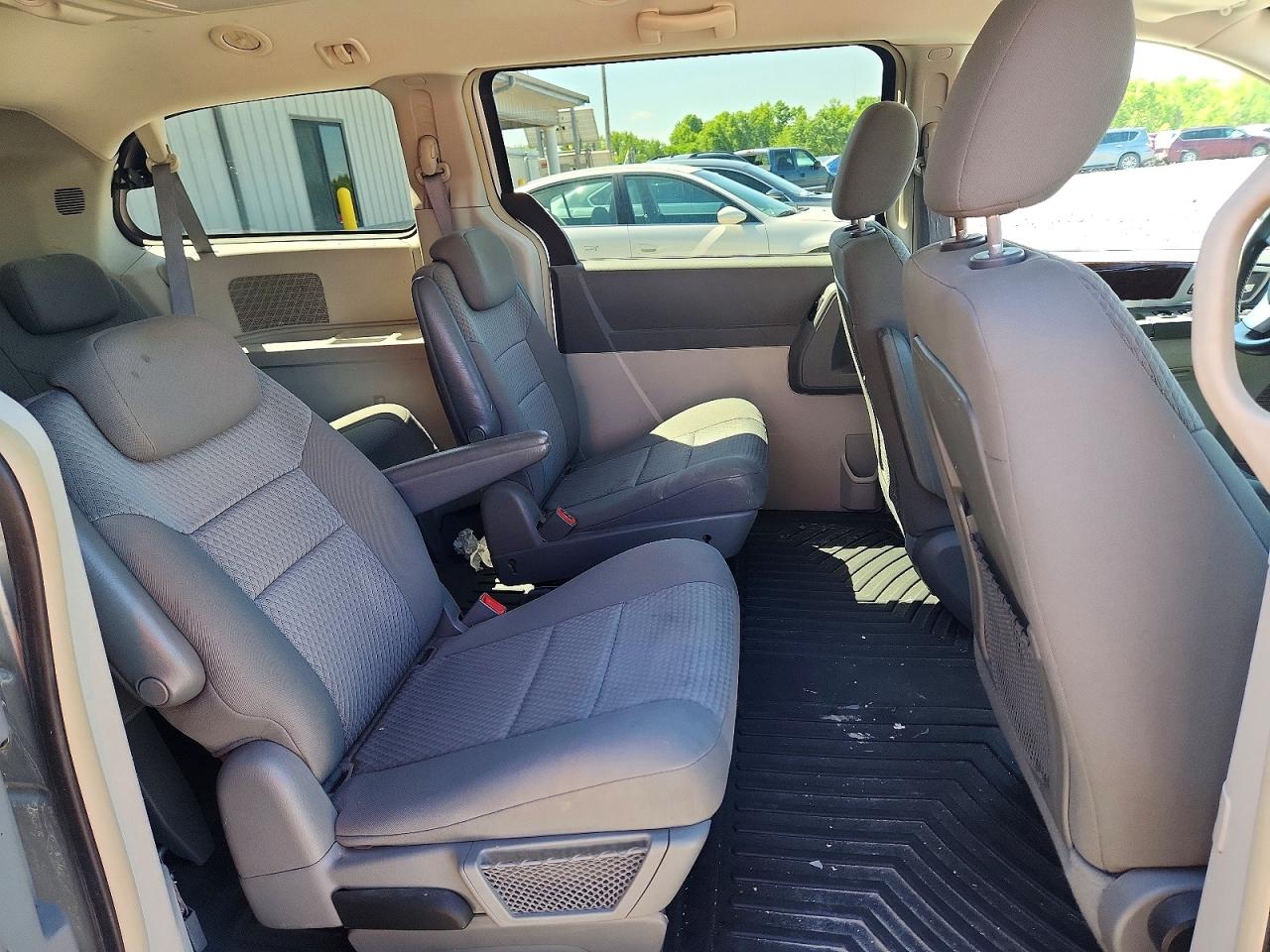 2010 Chrysler Town & Country Touring Silver vin: 2A4RR5D1XAR192946