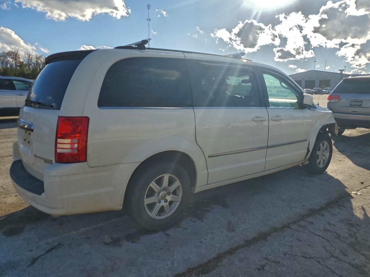 2010 Chrysler Town & Country Touring White vin: 2A4RR5D1XAR209051