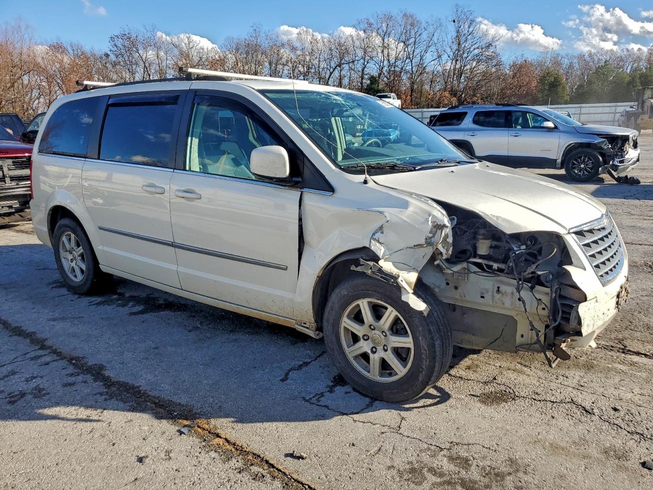 2010 Chrysler Town & Country Touring White vin: 2A4RR5D1XAR209051