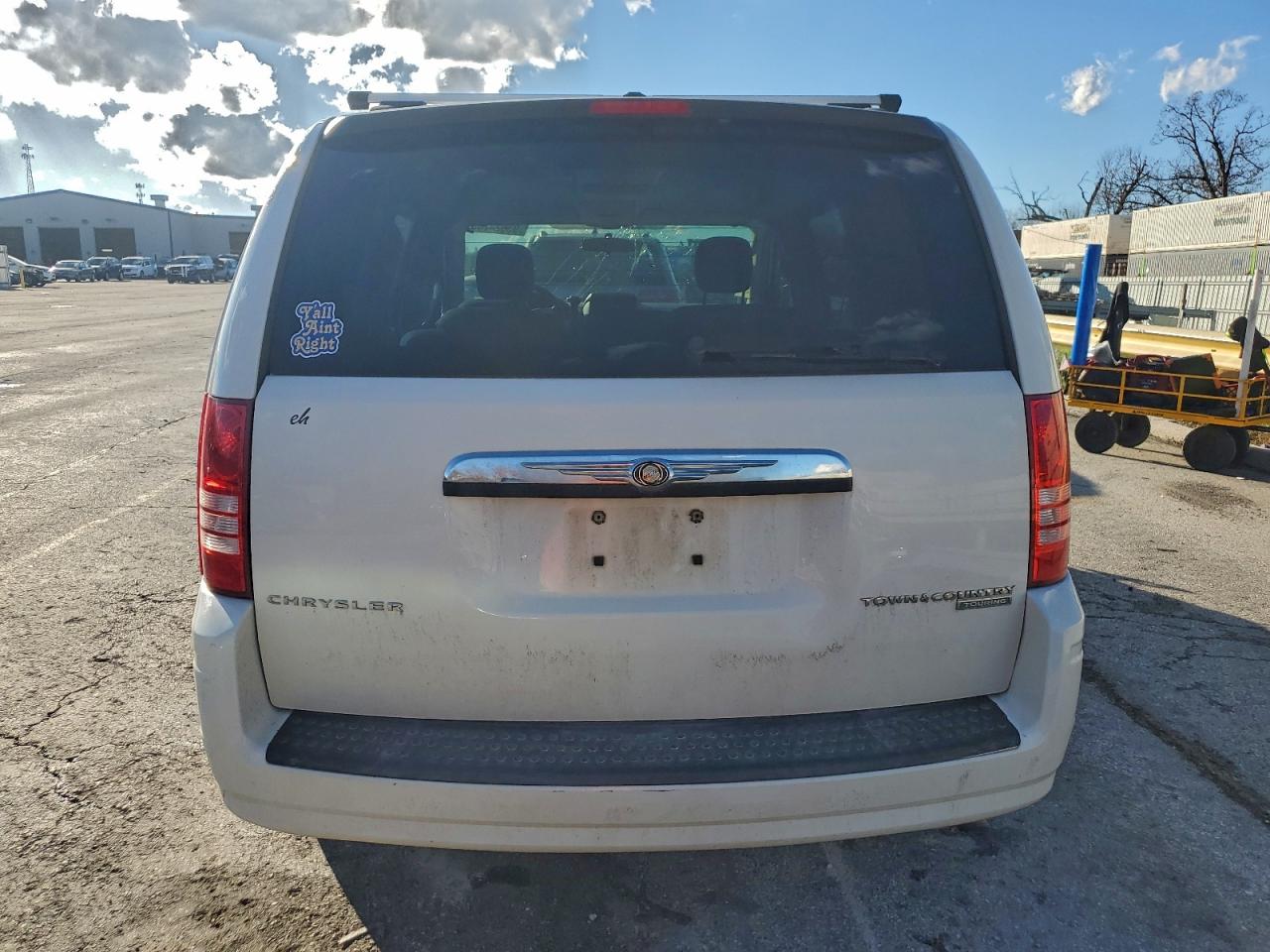 2010 Chrysler Town & Country Touring White vin: 2A4RR5D1XAR209051
