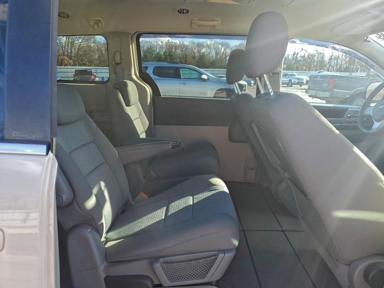2010 Chrysler Town & Country Touring White vin: 2A4RR5D1XAR209051