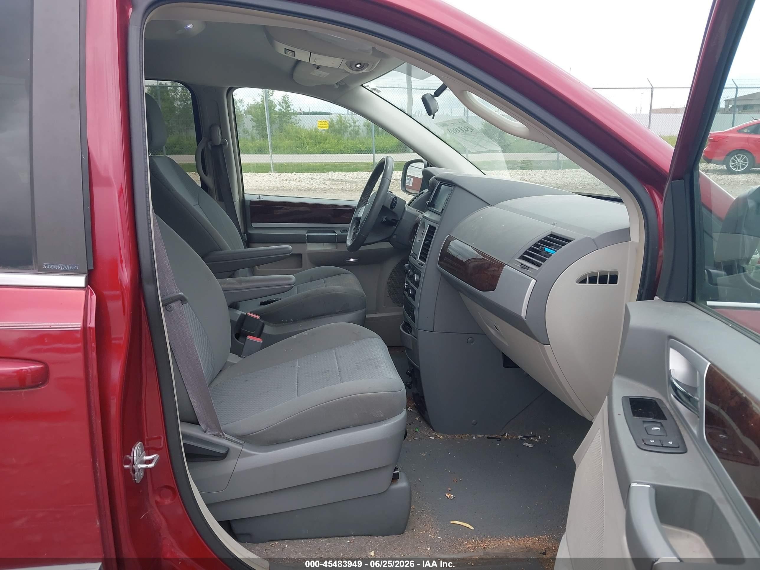 2010 Chrysler Town & Country Touring Red vin: 2A4RR5D1XAR324054