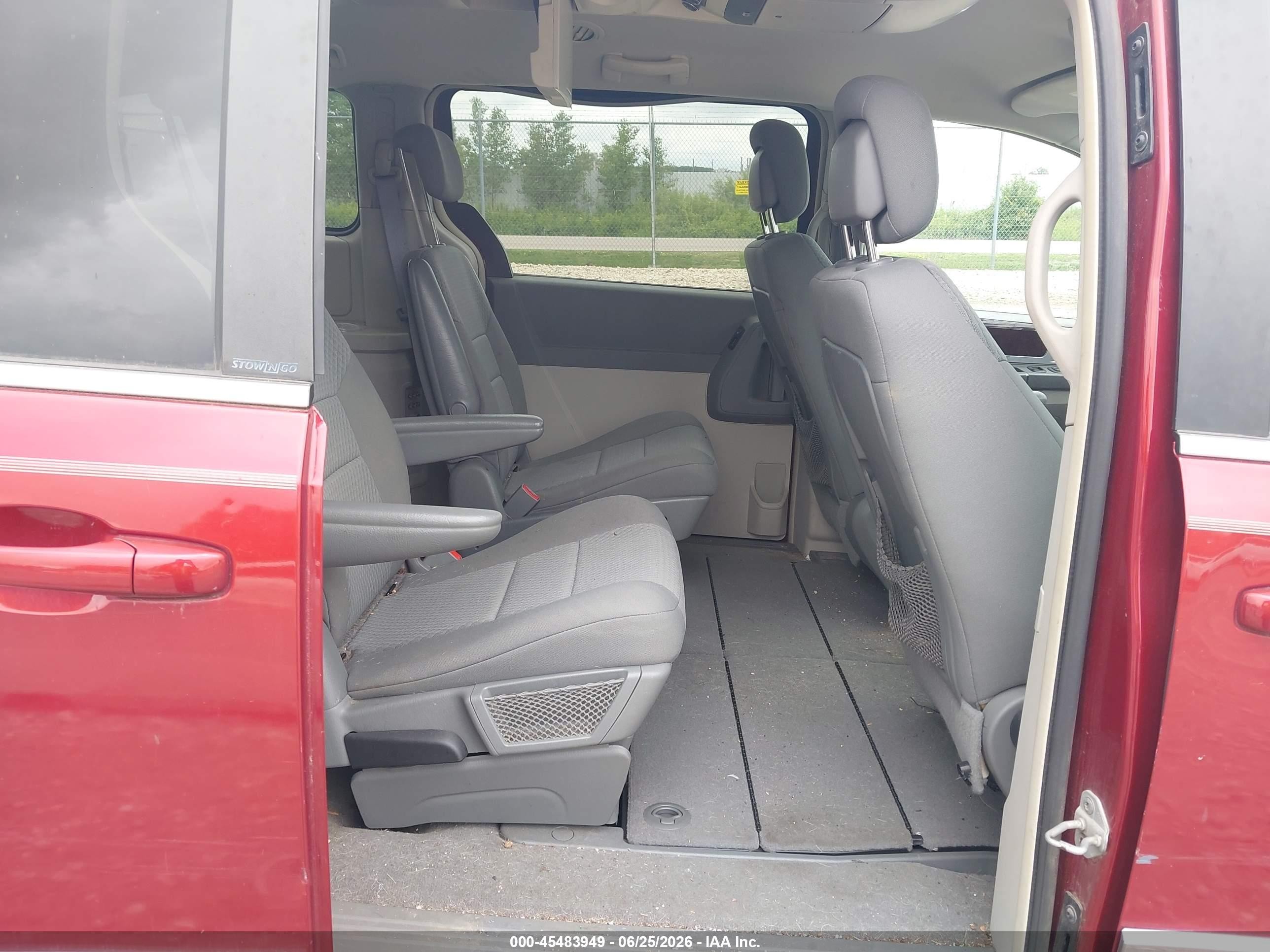 2010 Chrysler Town & Country Touring Red vin: 2A4RR5D1XAR324054