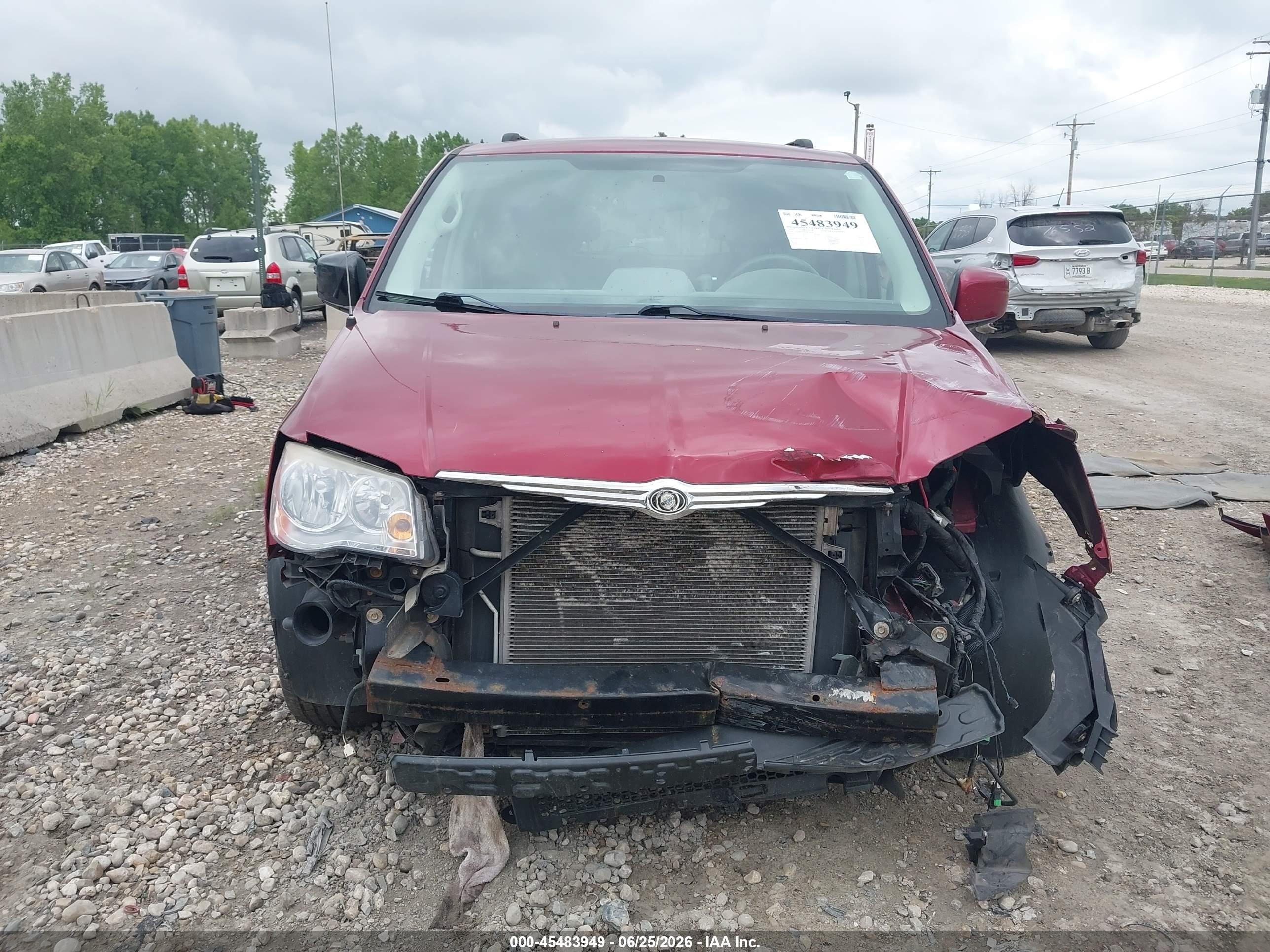 2010 Chrysler Town & Country Touring Red vin: 2A4RR5D1XAR324054