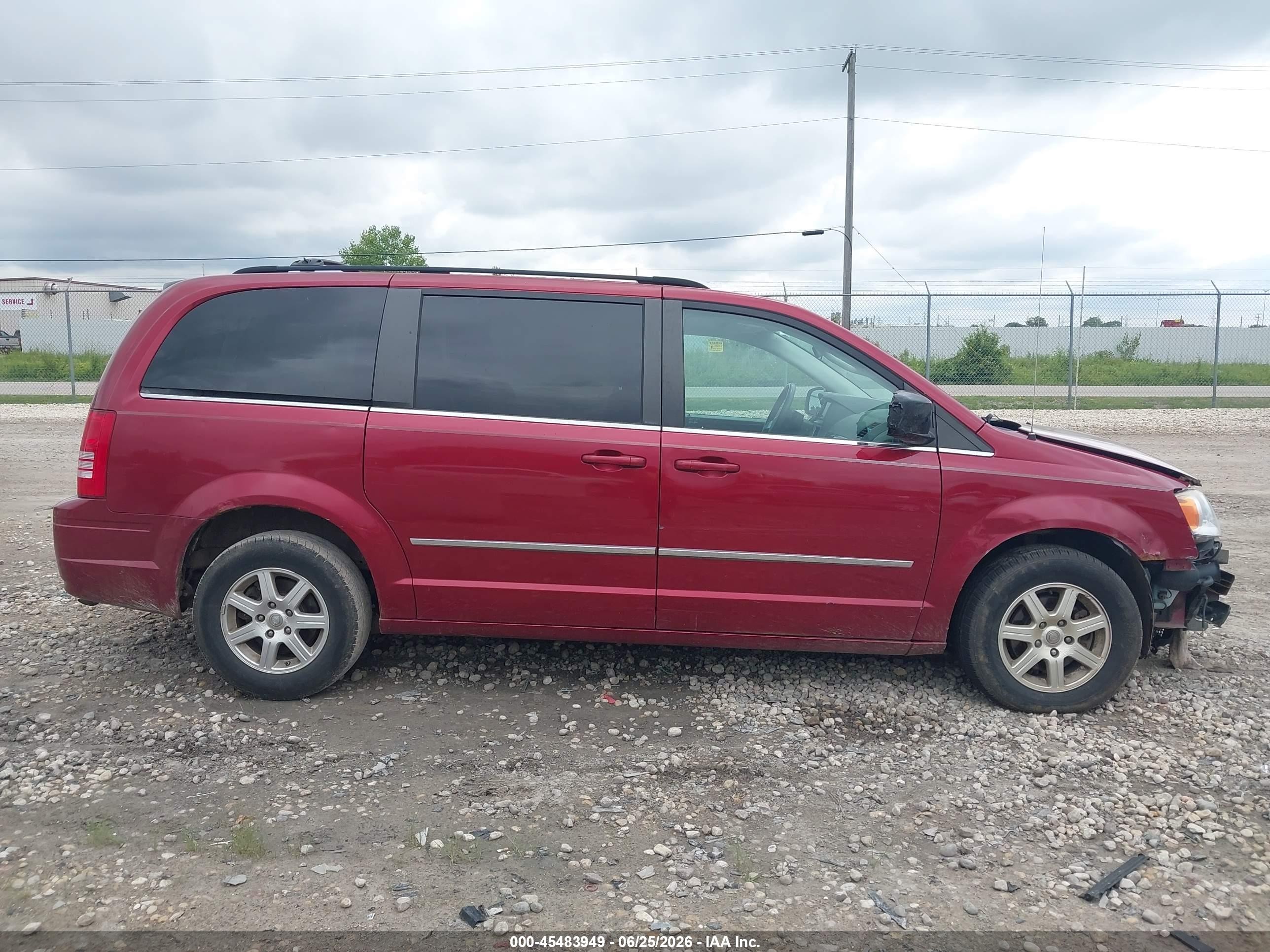 2010 Chrysler Town & Country Touring Red vin: 2A4RR5D1XAR324054