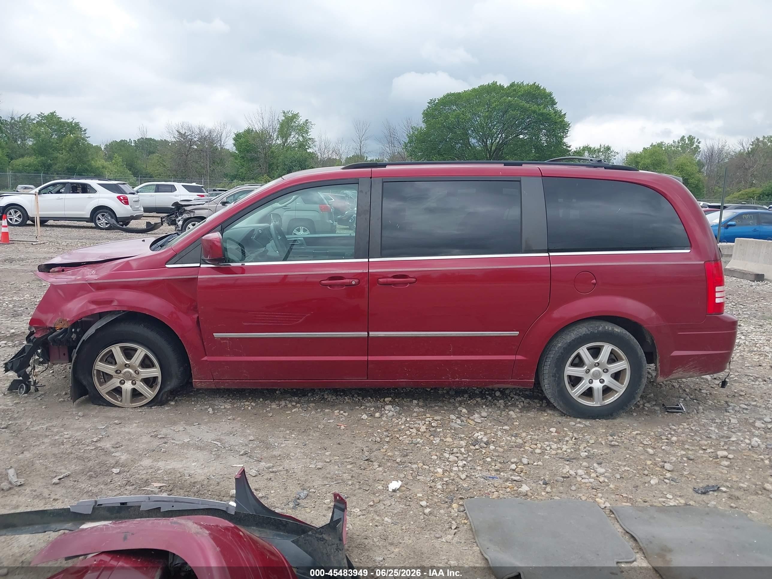 2010 Chrysler Town & Country Touring Red vin: 2A4RR5D1XAR324054