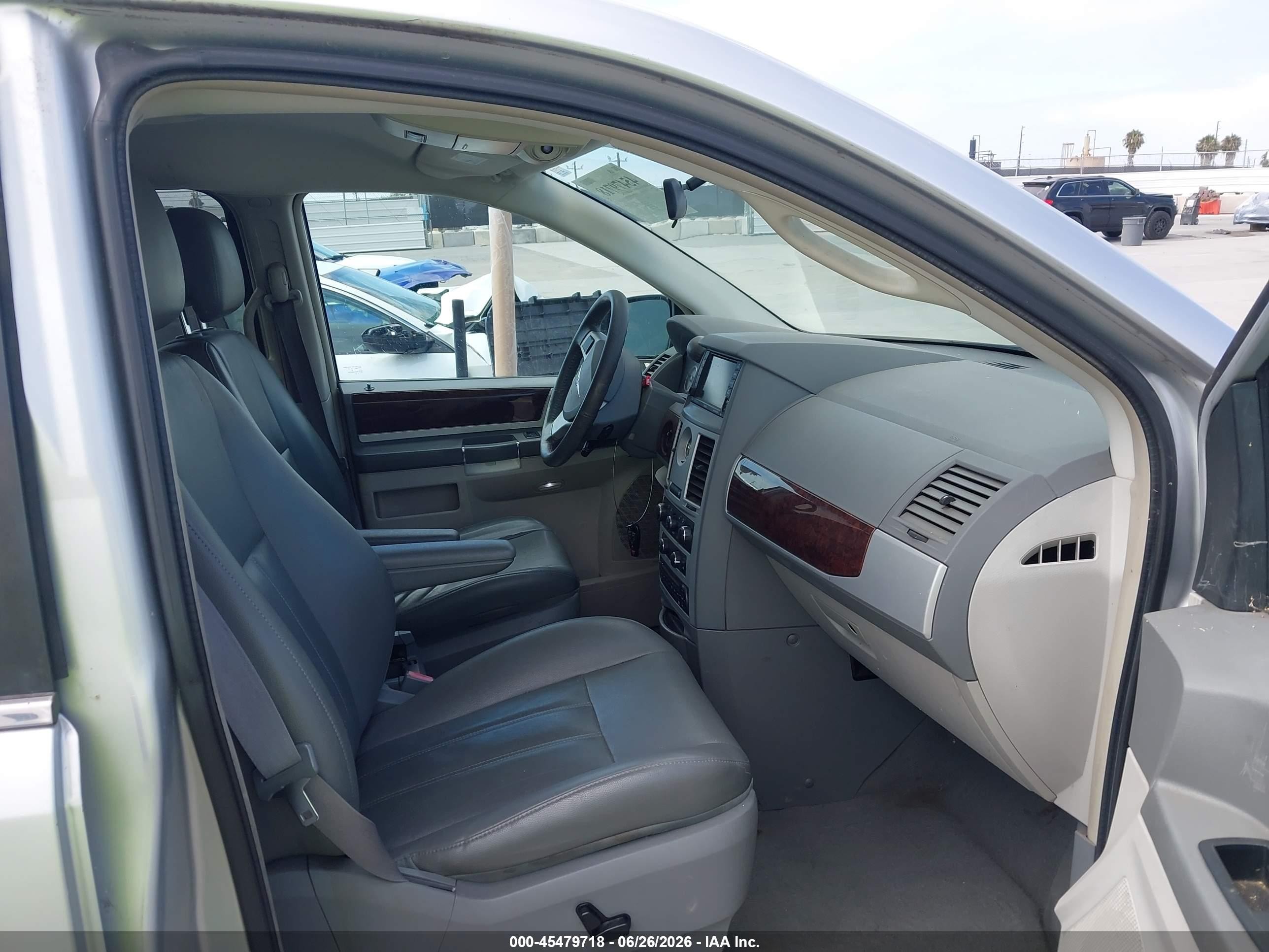 2010 Chrysler Town & Country Touring Silver vin: 2A4RR5D1XAR337967