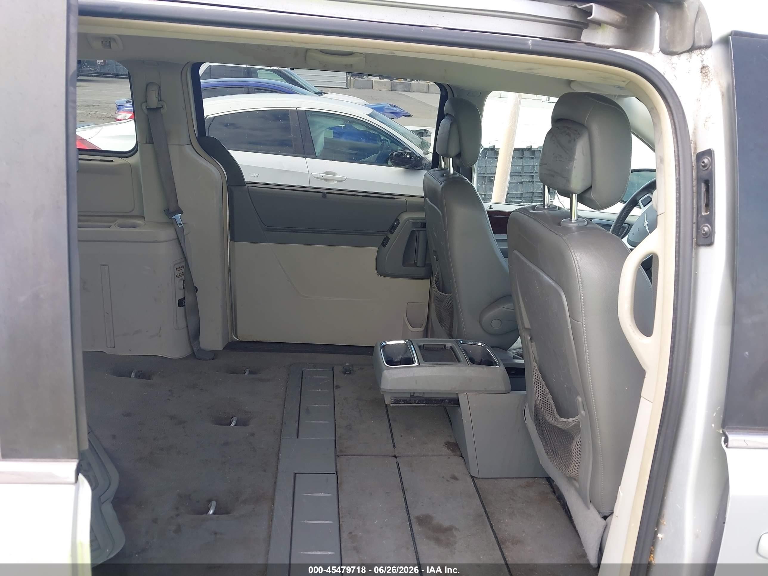 2010 Chrysler Town & Country Touring Silver vin: 2A4RR5D1XAR337967