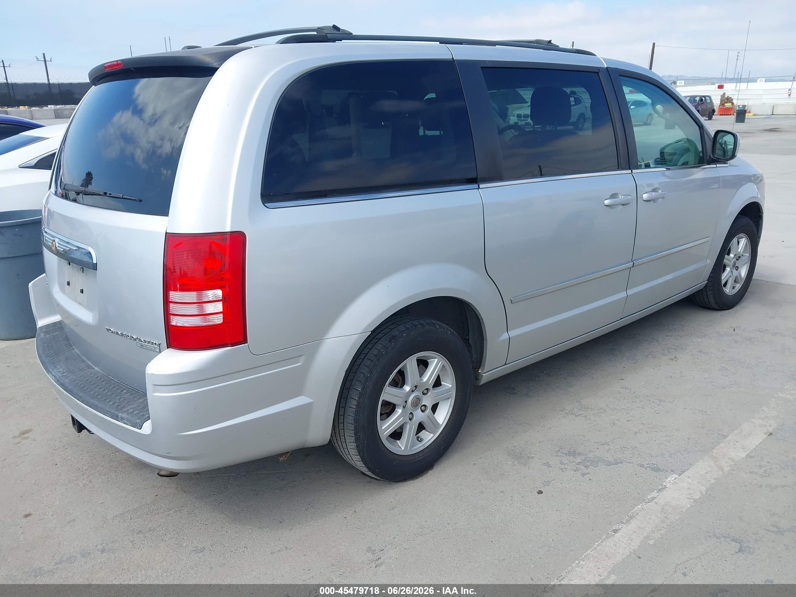 2010 Chrysler Town & Country Touring Silver vin: 2A4RR5D1XAR337967