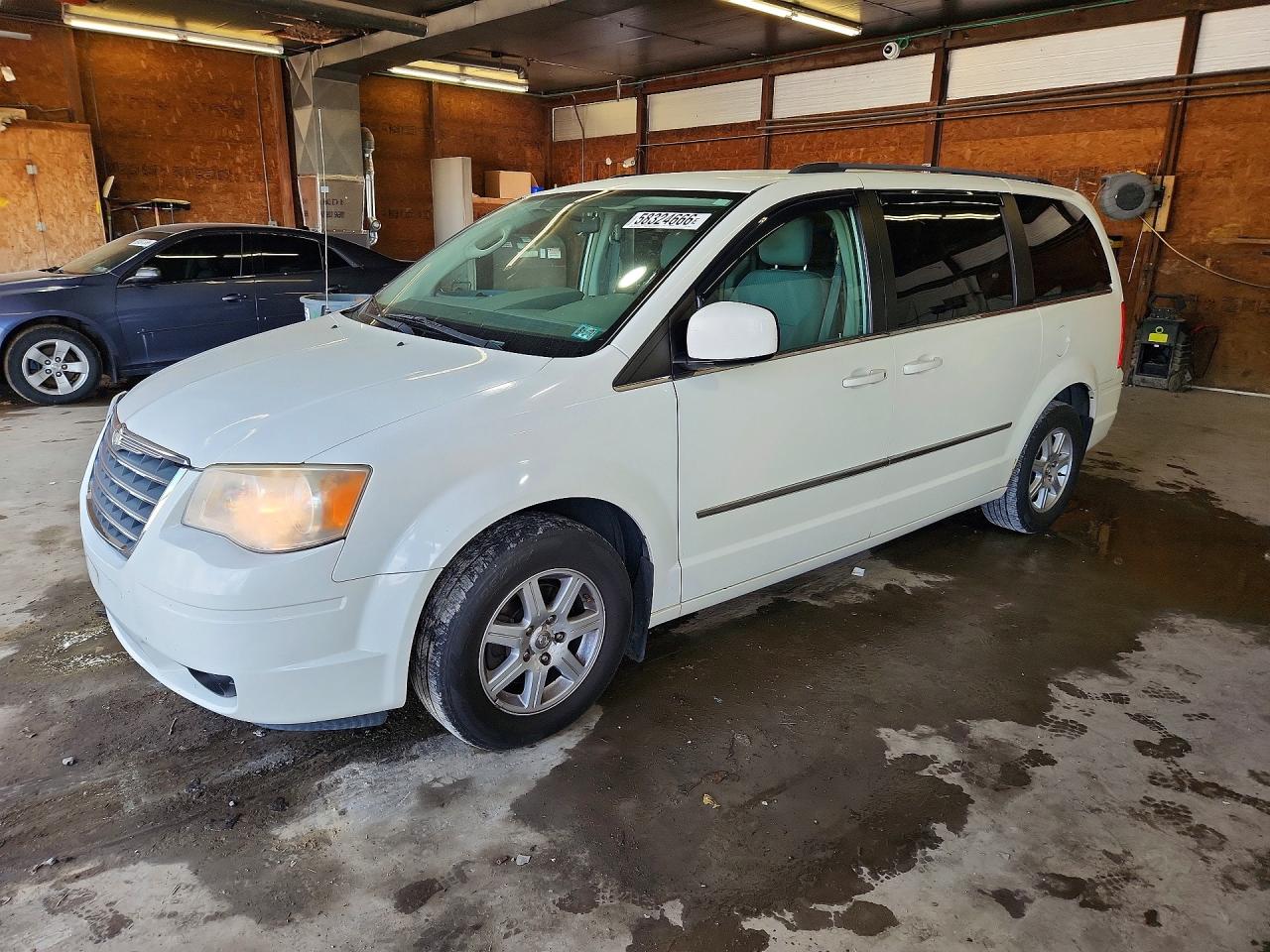 2010 Chrysler Town & Country Touring White vin: 2A4RR5D1XAR369558