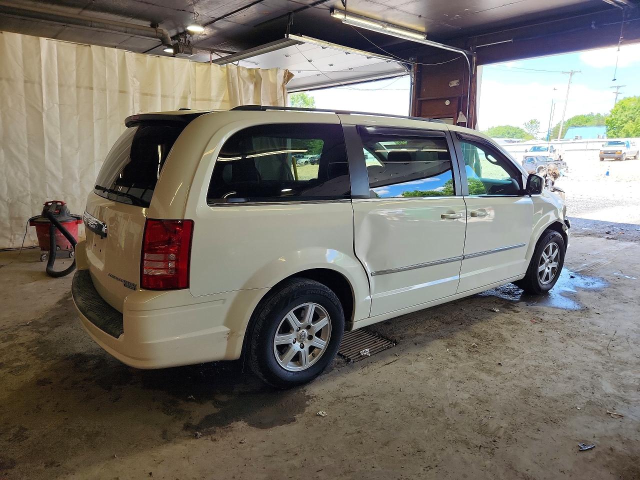 2010 Chrysler Town & Country Touring White vin: 2A4RR5D1XAR369558