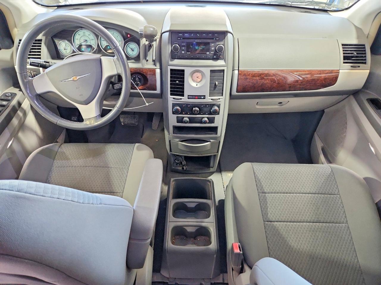 2010 Chrysler Town & Country Touring White vin: 2A4RR5D1XAR369558