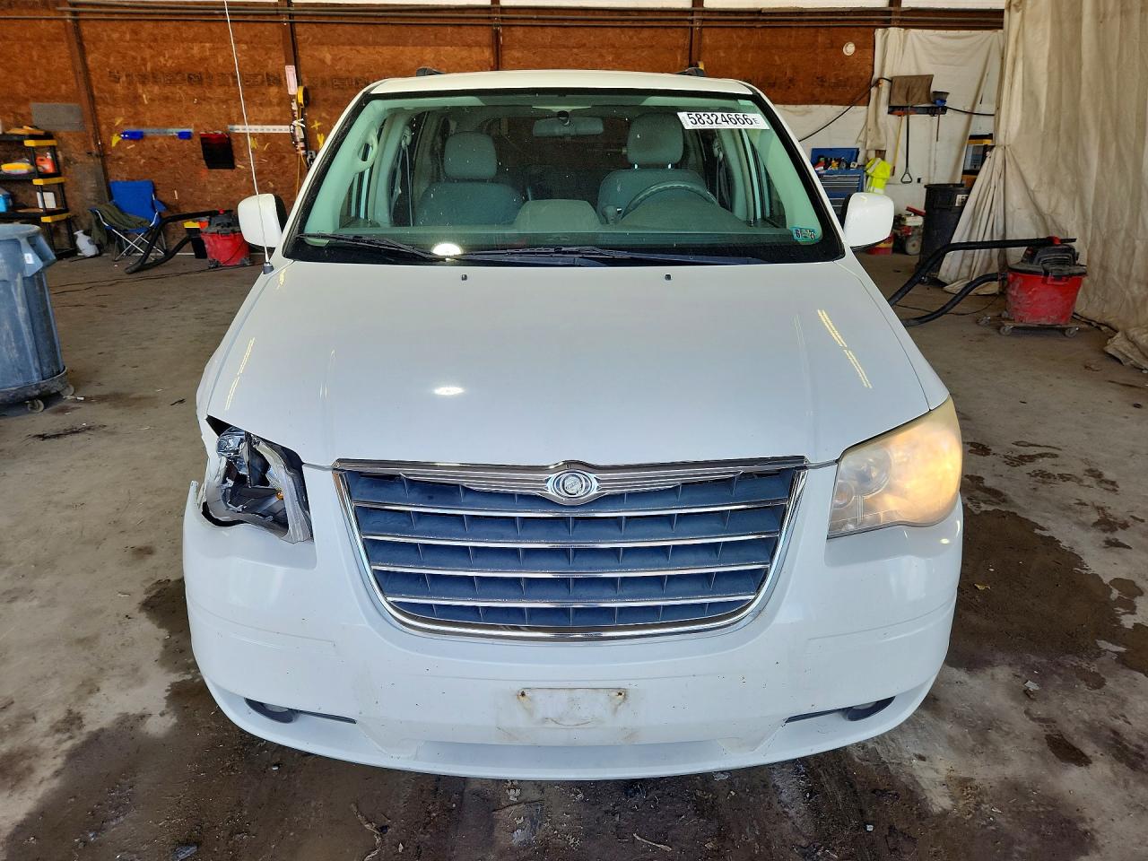 2010 Chrysler Town & Country Touring White vin: 2A4RR5D1XAR369558