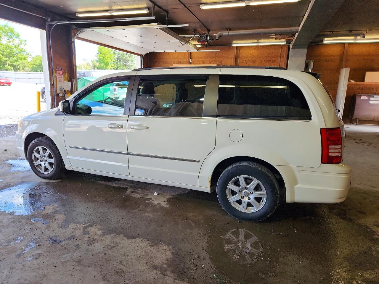 2010 Chrysler Town & Country Touring White vin: 2A4RR5D1XAR369558