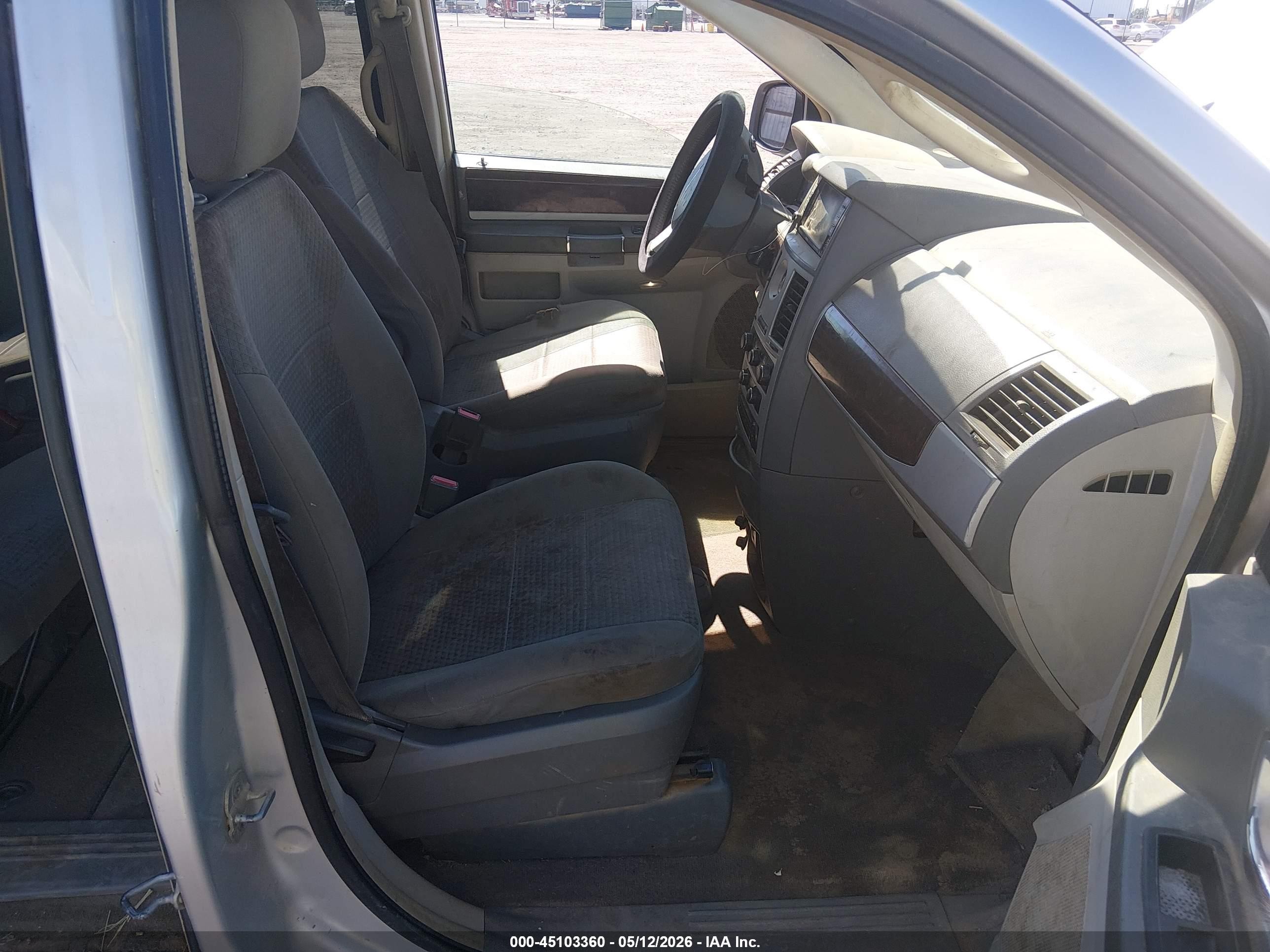 2010 Chrysler Town & Country Touring Silver vin: 2A4RR5D1XAR443237