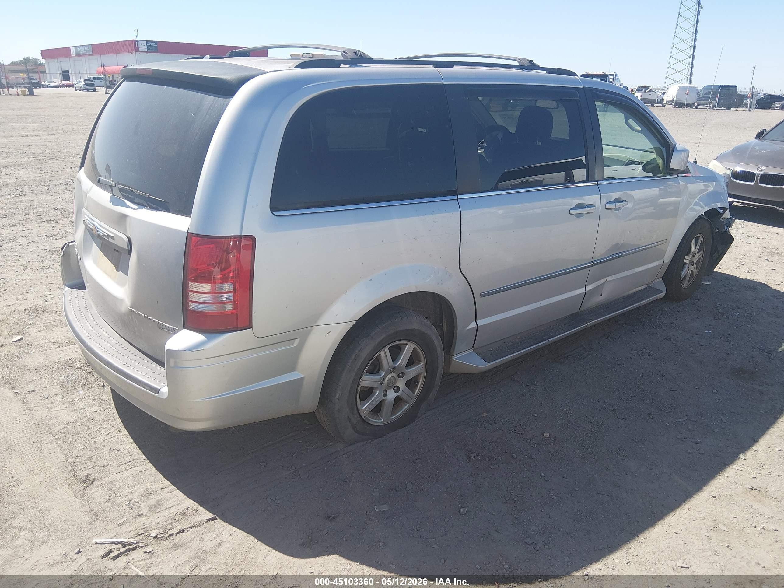 2010 Chrysler Town & Country Touring Silver vin: 2A4RR5D1XAR443237