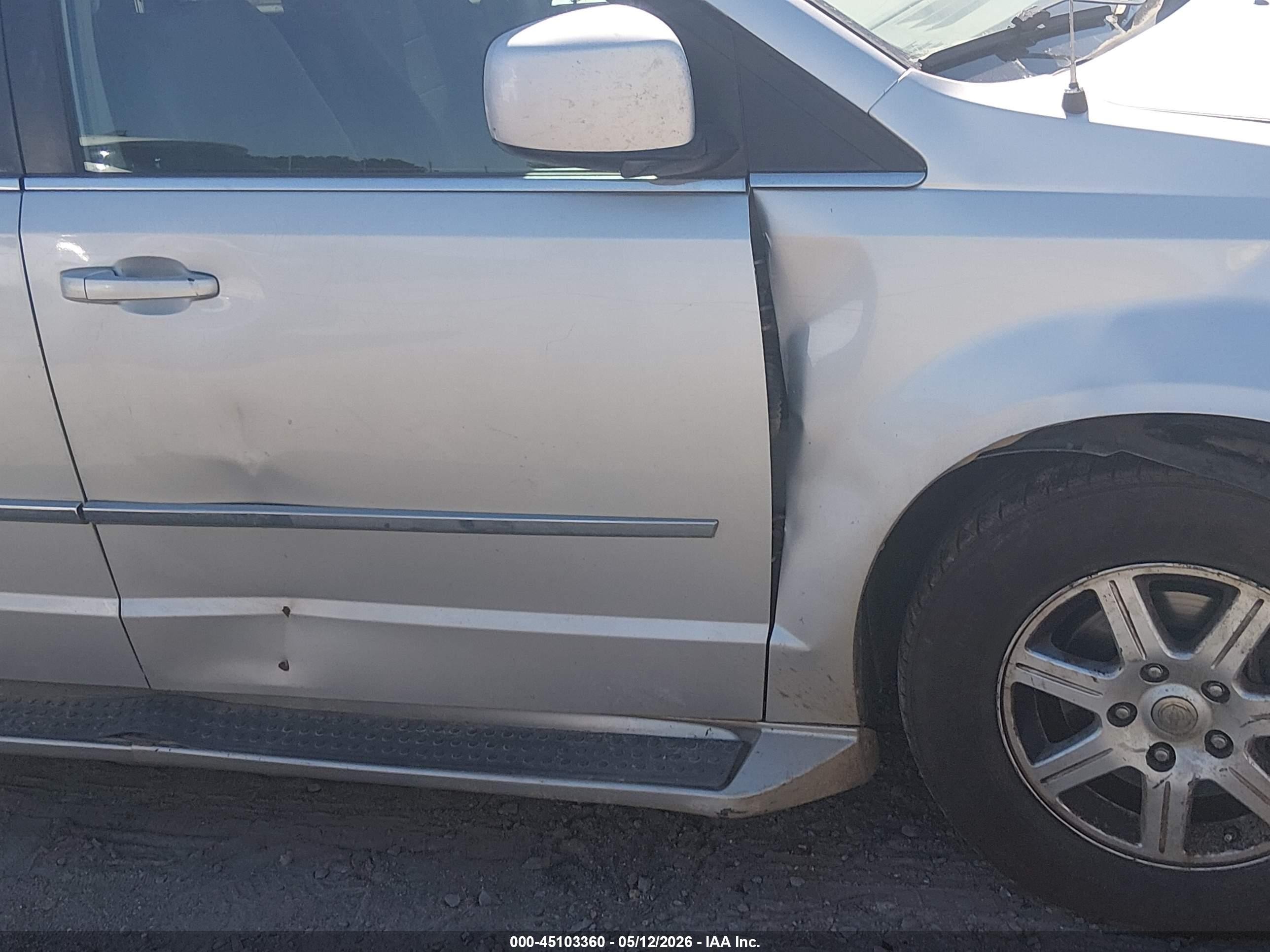 2010 Chrysler Town & Country Touring Silver vin: 2A4RR5D1XAR443237