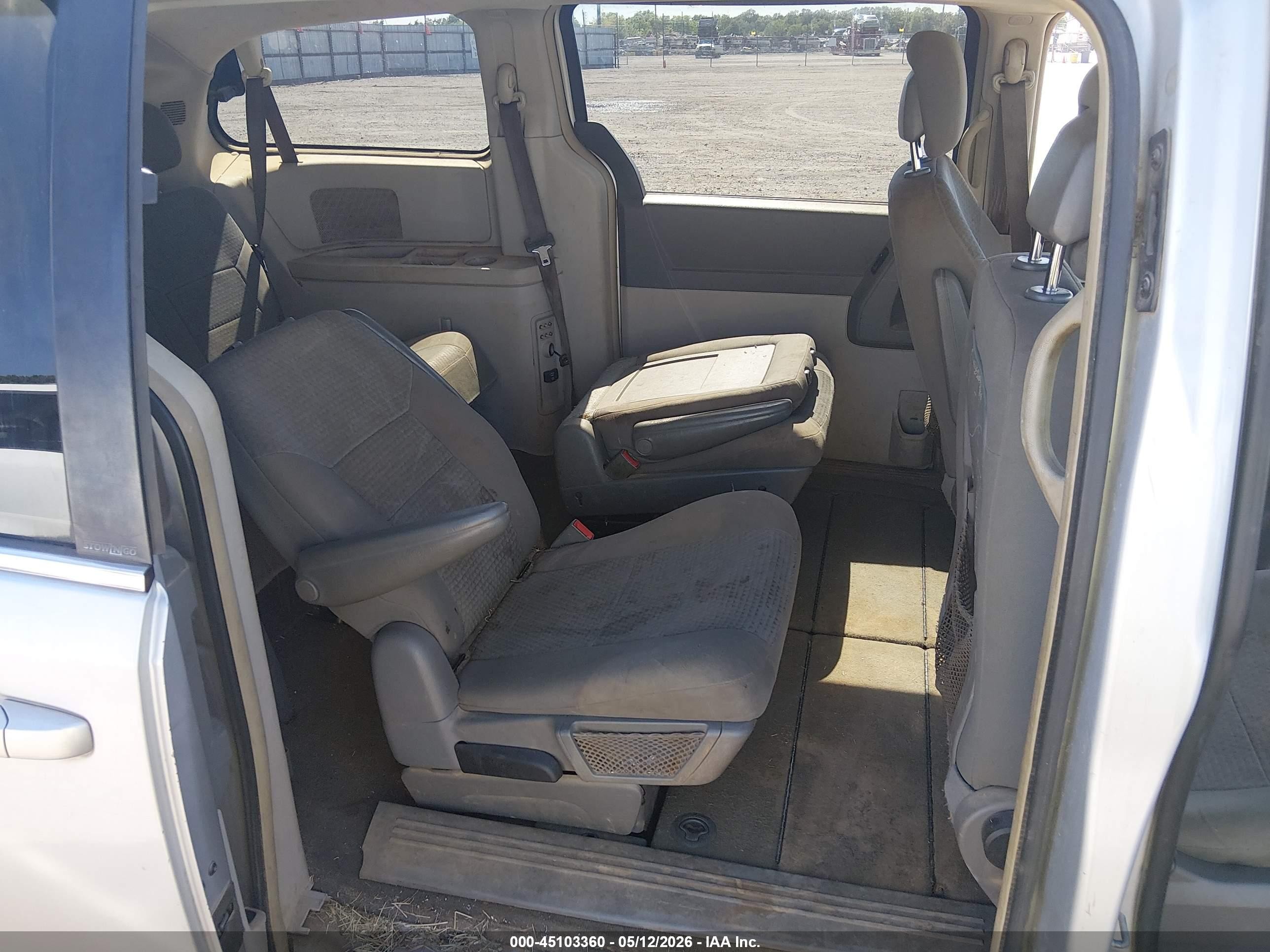 2010 Chrysler Town & Country Touring Silver vin: 2A4RR5D1XAR443237