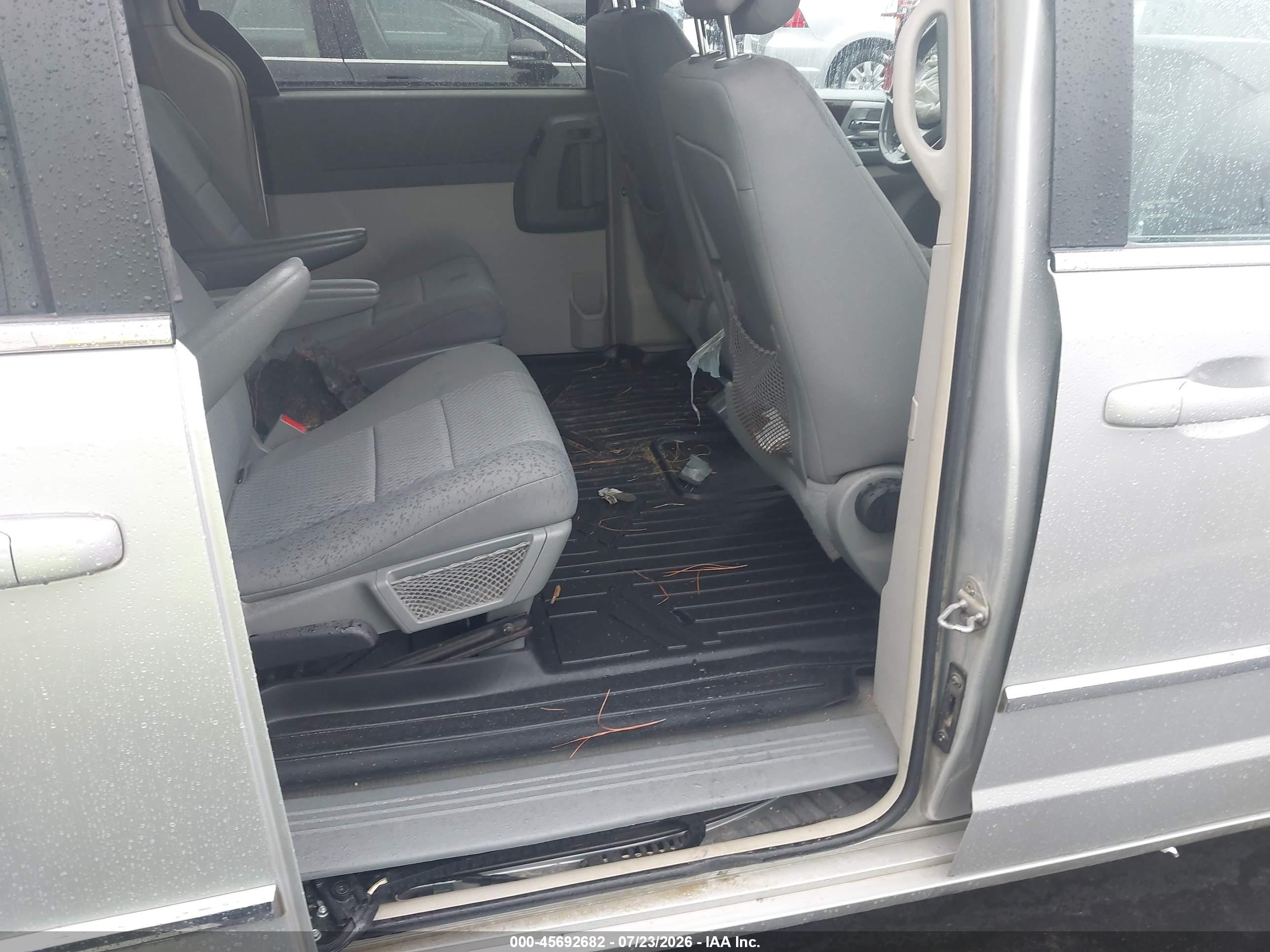 2010 Chrysler Town & Country Touring Silver vin: 2A4RR5D1XAR460460