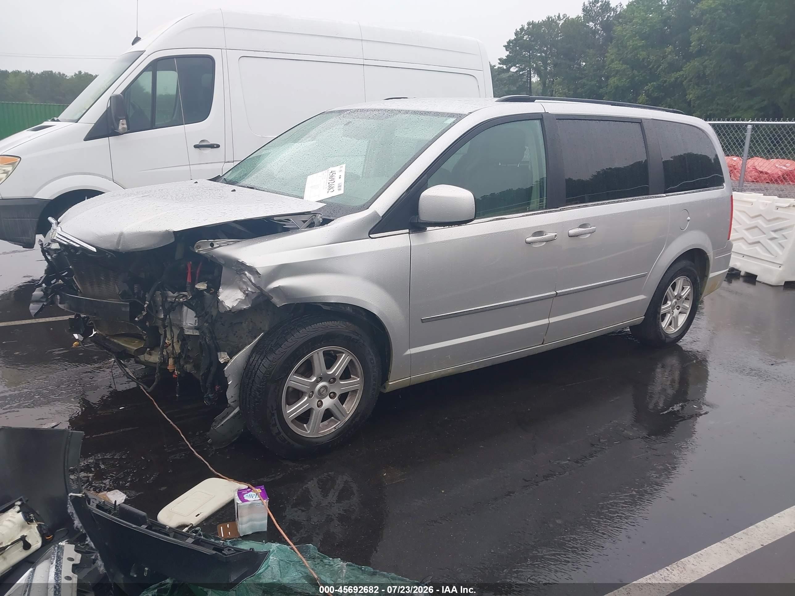 2010 Chrysler Town & Country Touring Silver vin: 2A4RR5D1XAR460460