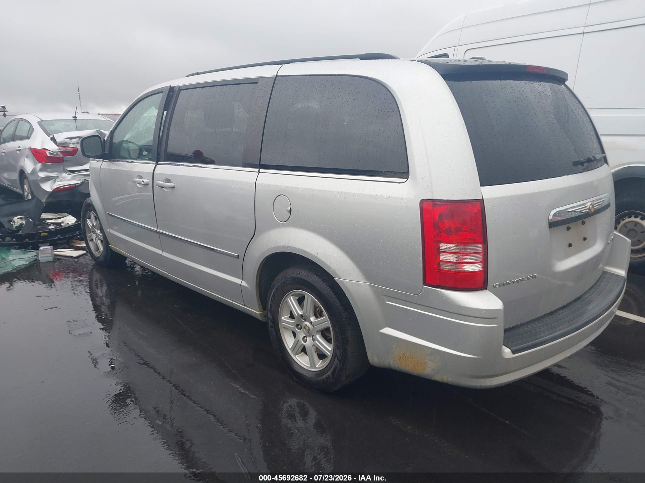 2010 Chrysler Town & Country Touring Silver vin: 2A4RR5D1XAR460460