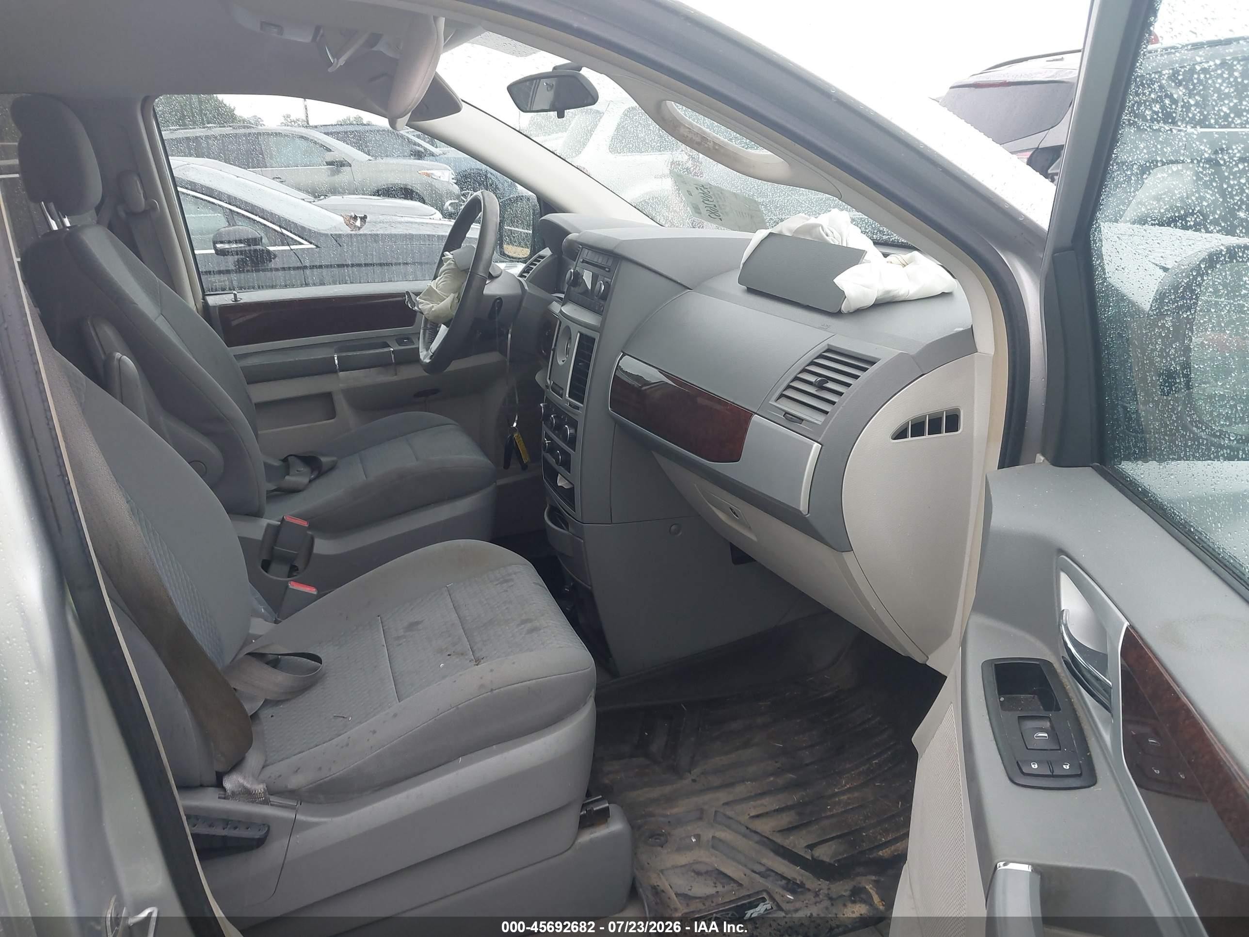 2010 Chrysler Town & Country Touring Silver vin: 2A4RR5D1XAR460460