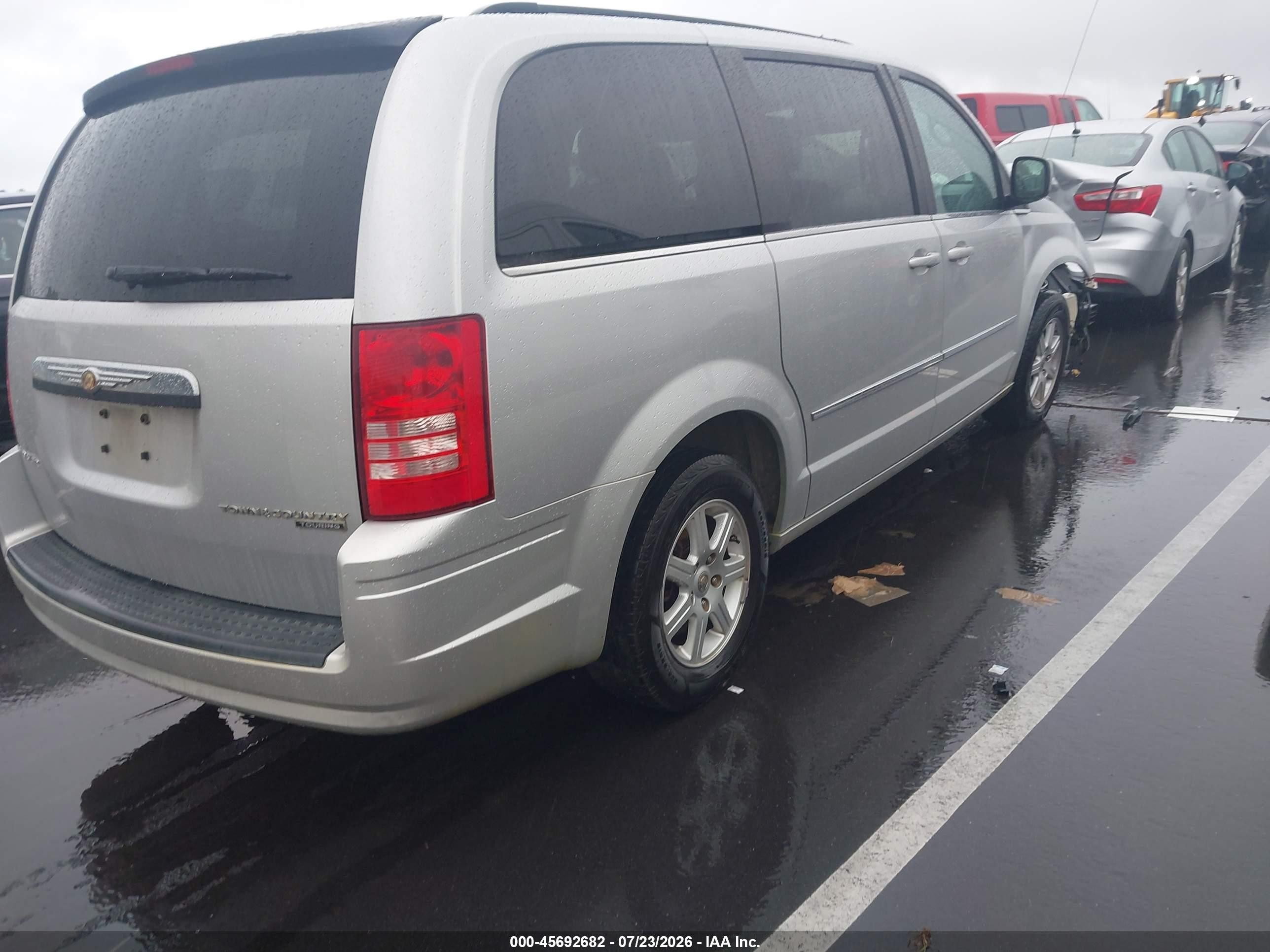 2010 Chrysler Town & Country Touring Silver vin: 2A4RR5D1XAR460460