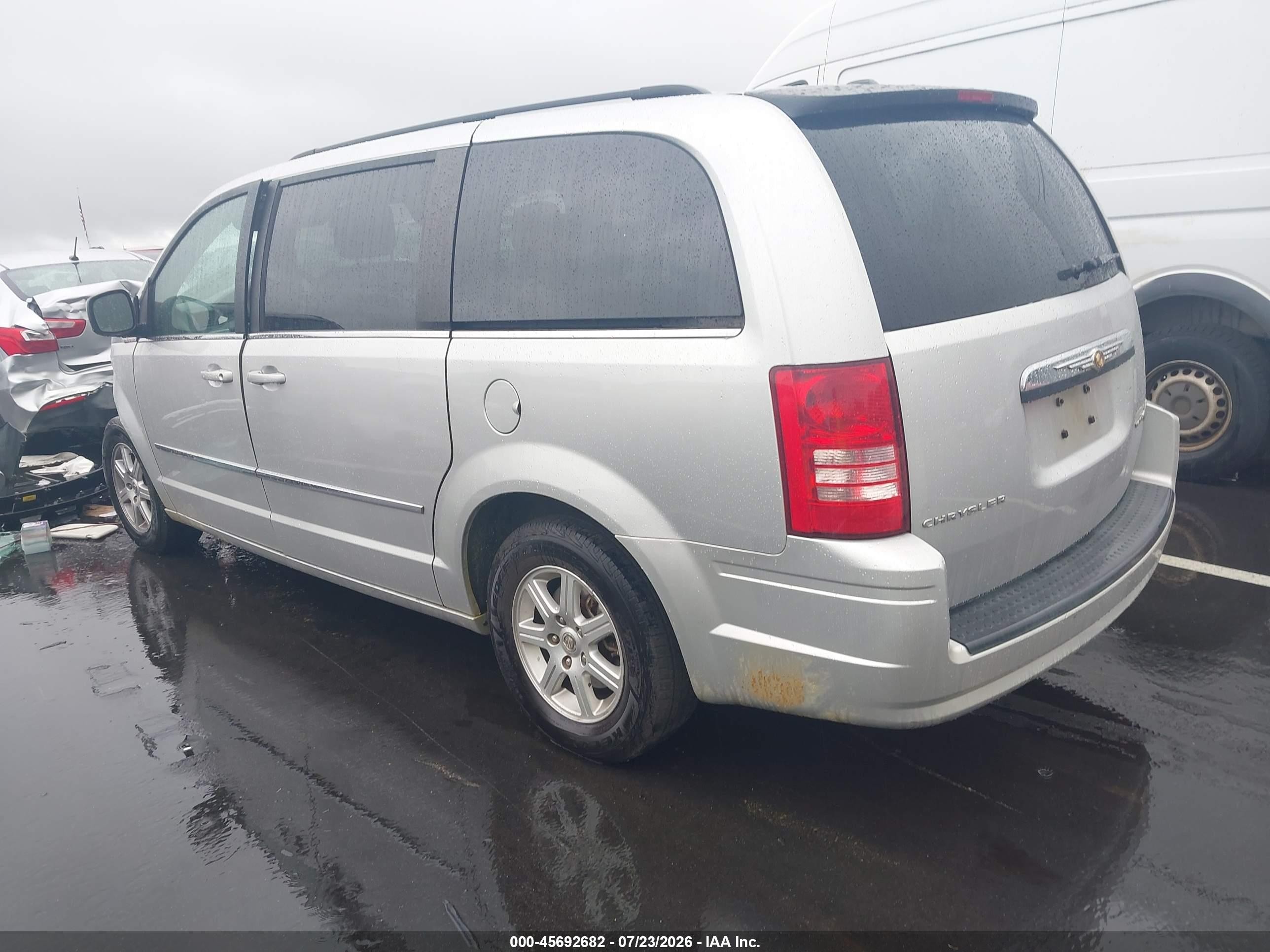 2010 Chrysler Town & Country Touring Silver vin: 2A4RR5D1XAR460460