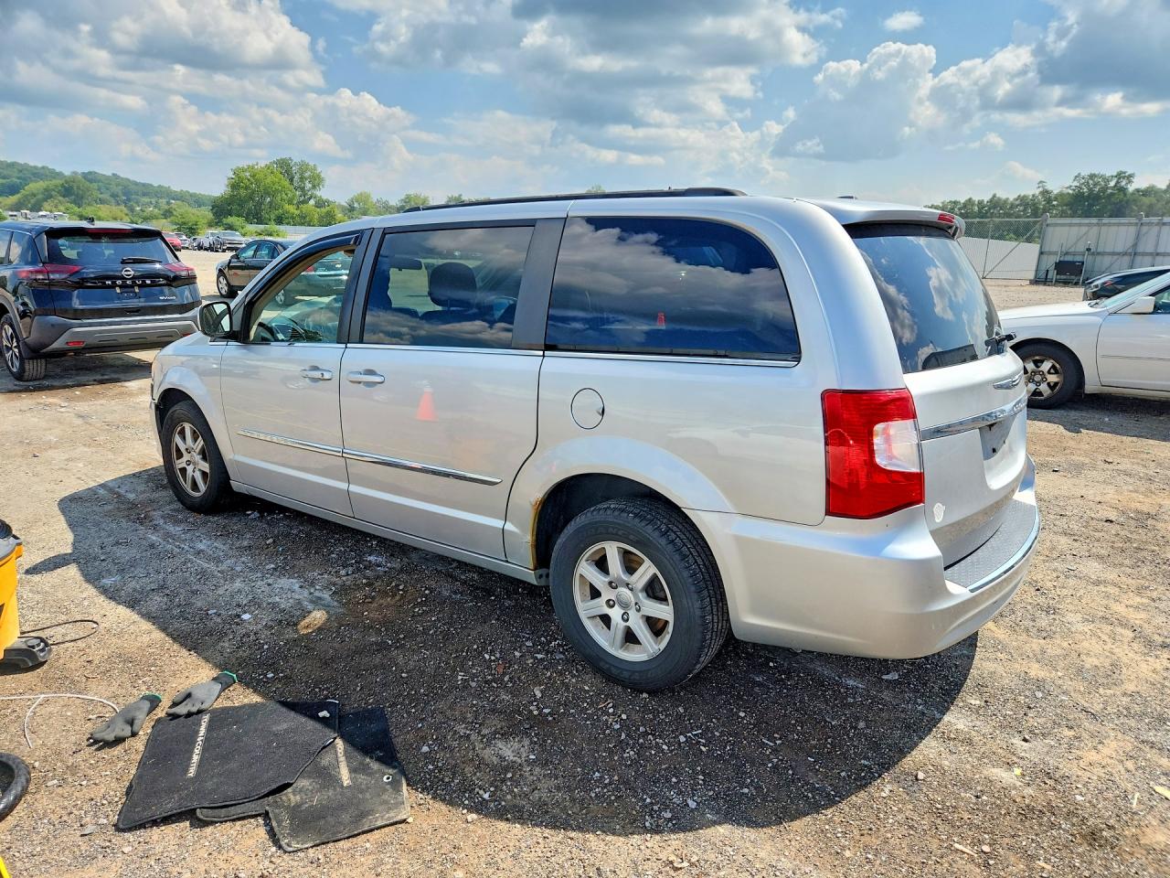 2011 Chrysler Town & Country Touring Silver vin: 2A4RR5DG0BR607889